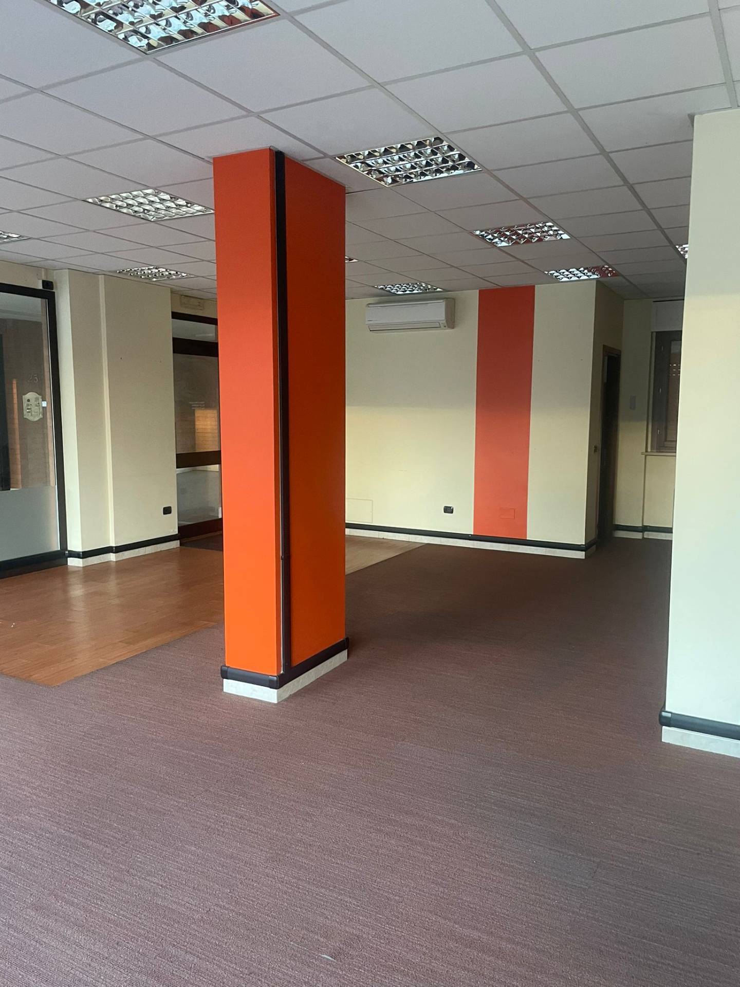 Locale commerciale in vendita a Moncalieri, Barauda