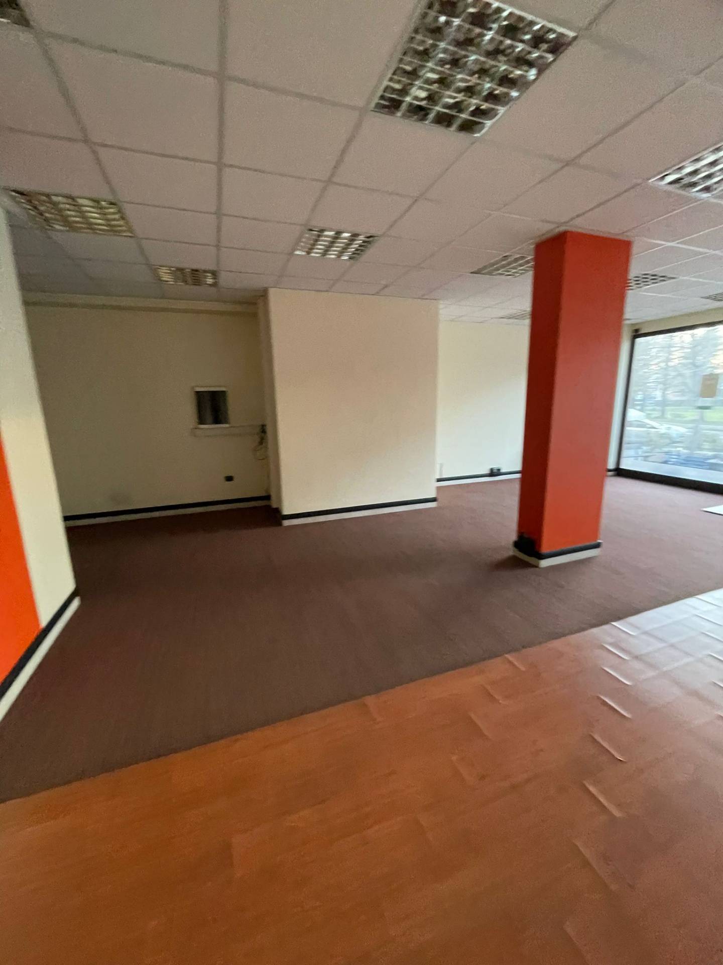 Locale commerciale in vendita a Moncalieri, Barauda