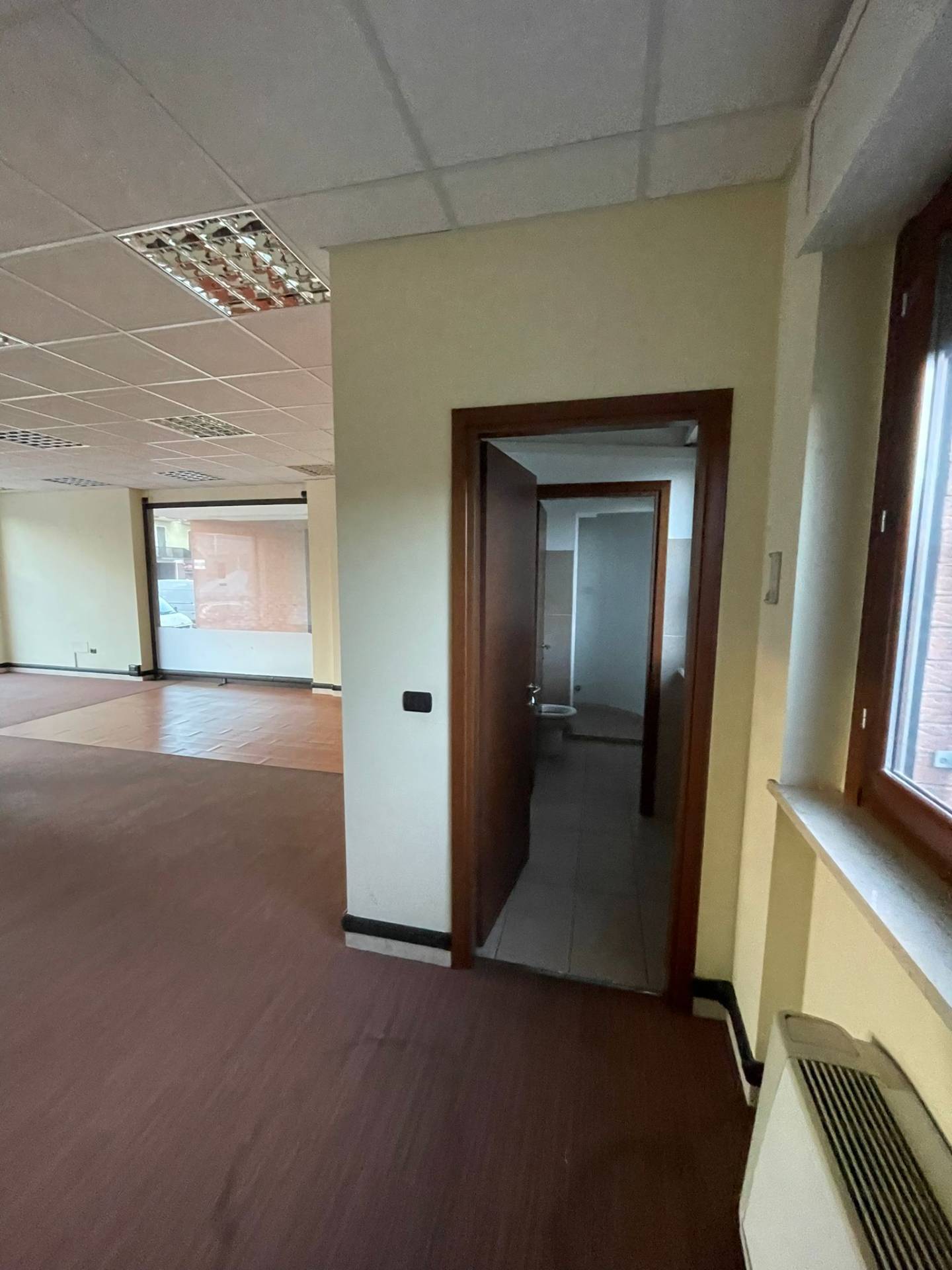 Locale commerciale in vendita a Moncalieri, Barauda