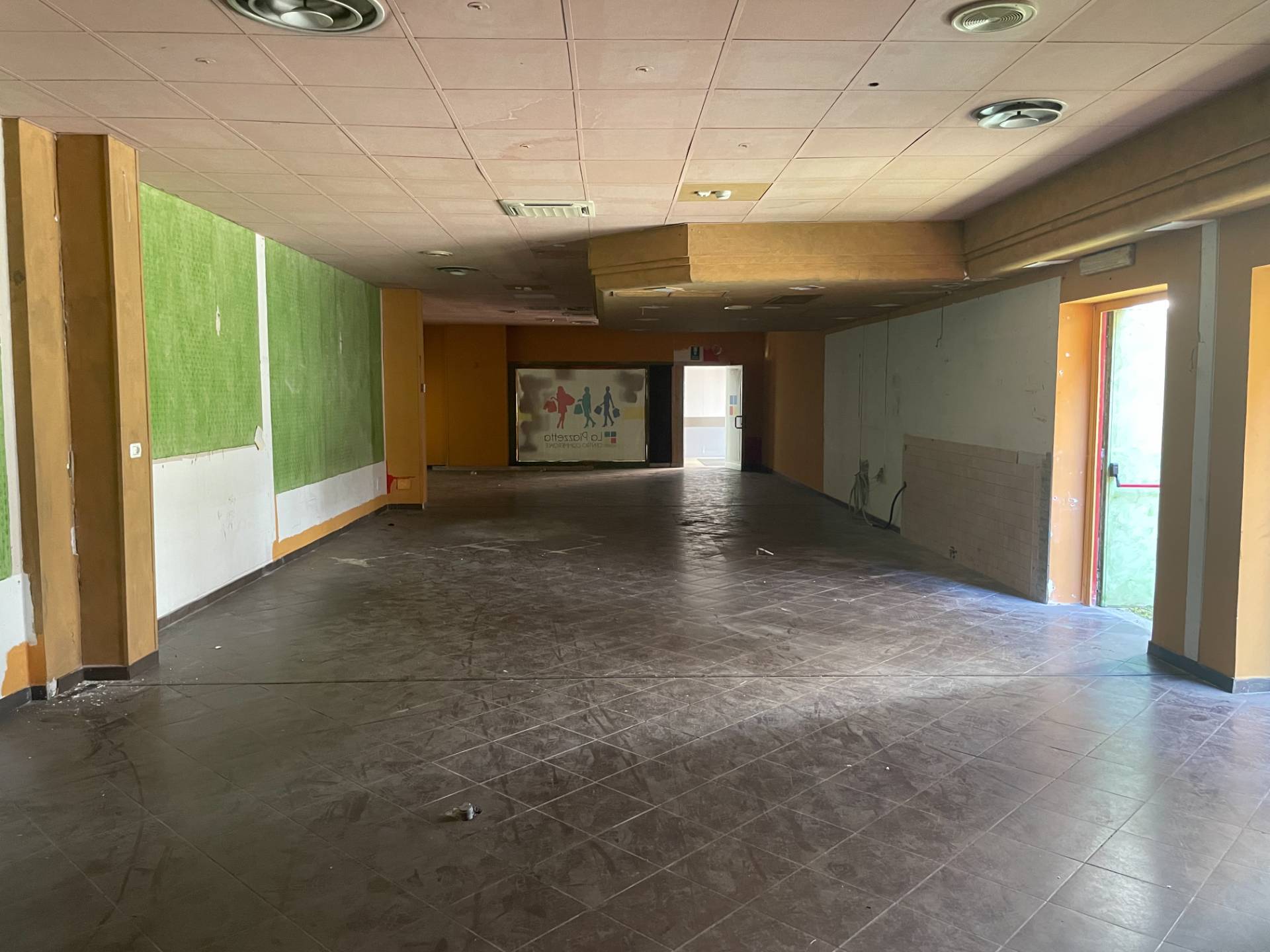 Locale commerciale in vendita a Rivoli