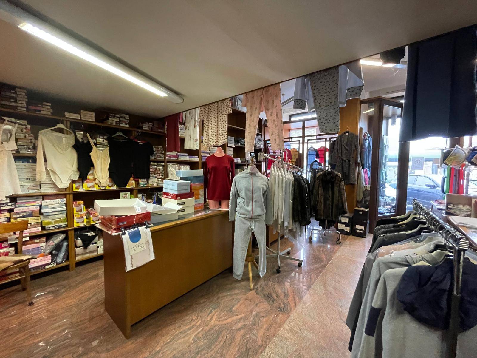 Locale commerciale in affitto a Collegno, Regina Margherita