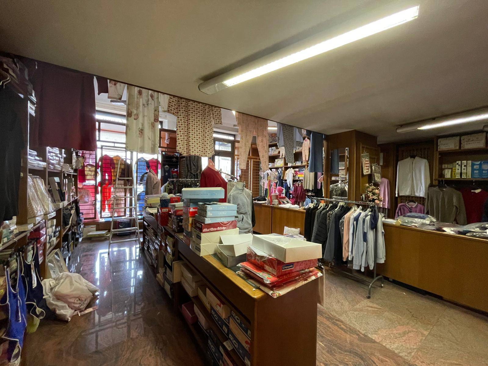 Locale commerciale in affitto a Collegno, Regina Margherita