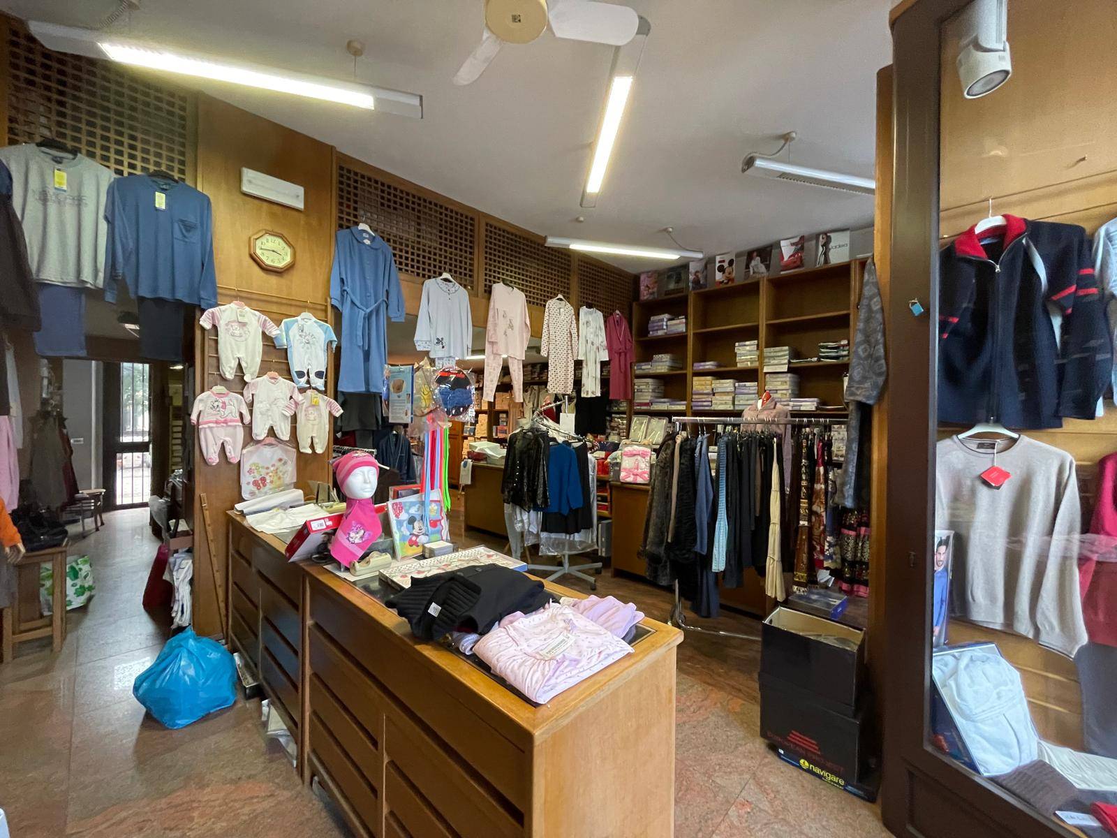 Locale commerciale in affitto a Collegno, Regina Margherita