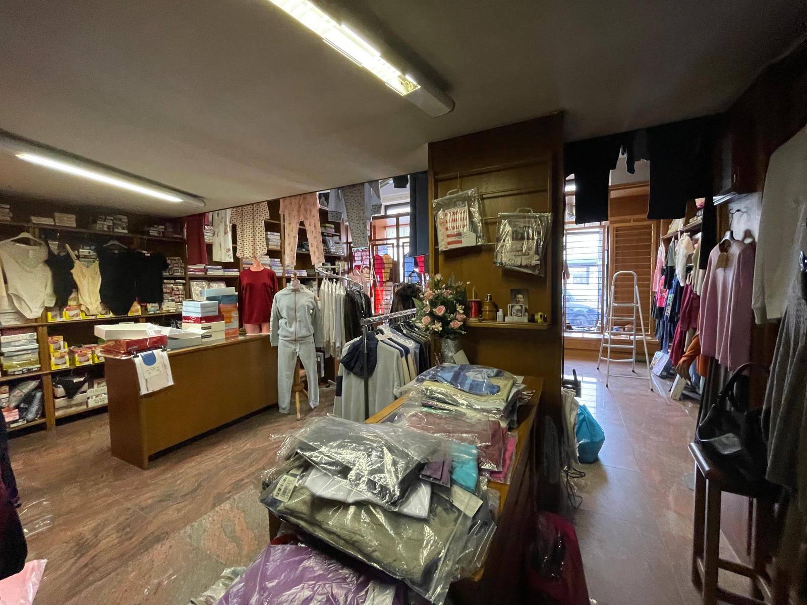 Locale commerciale in affitto a Collegno, Regina Margherita