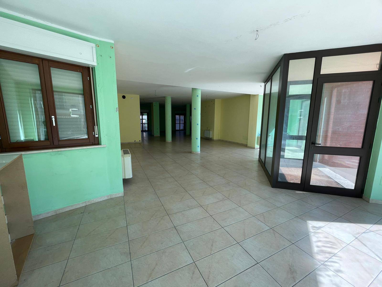 Locale commerciale in vendita a Moncalieri, Barauda