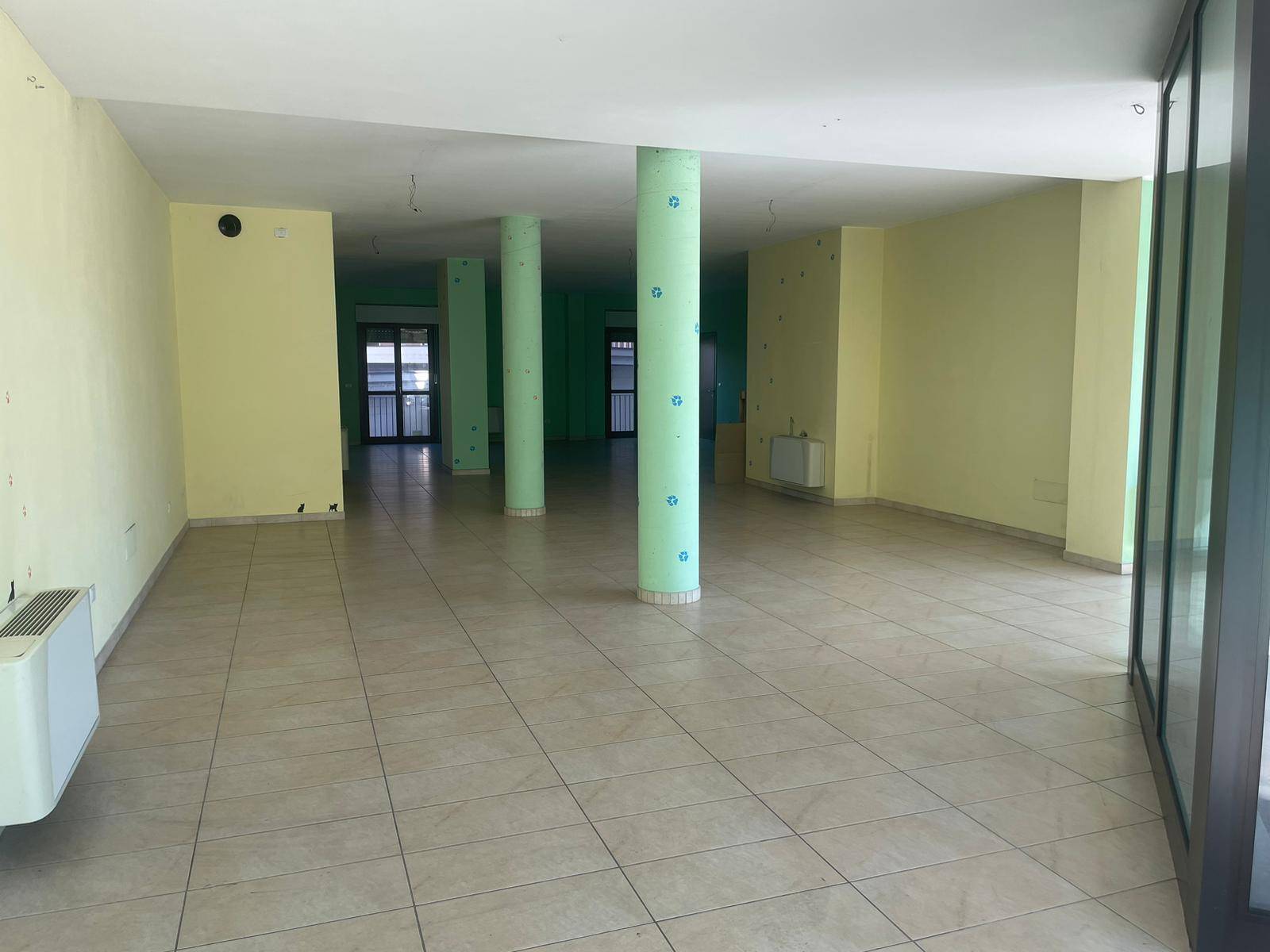 Locale commerciale in vendita a Moncalieri, Barauda