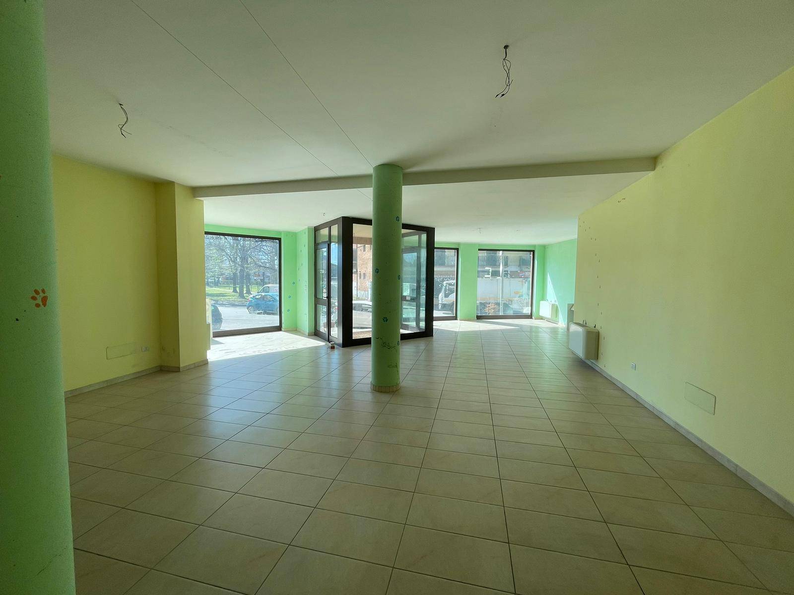 Locale commerciale in vendita a Moncalieri, Barauda