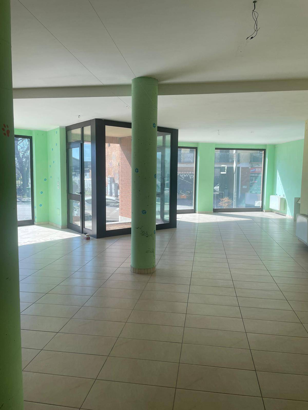 Locale commerciale in vendita a Moncalieri, Barauda