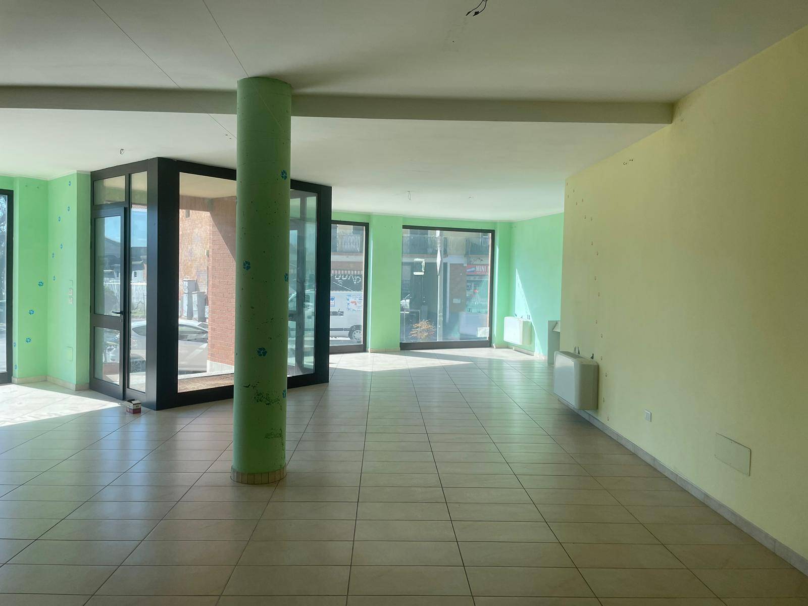 Locale commerciale in vendita a Moncalieri, Barauda