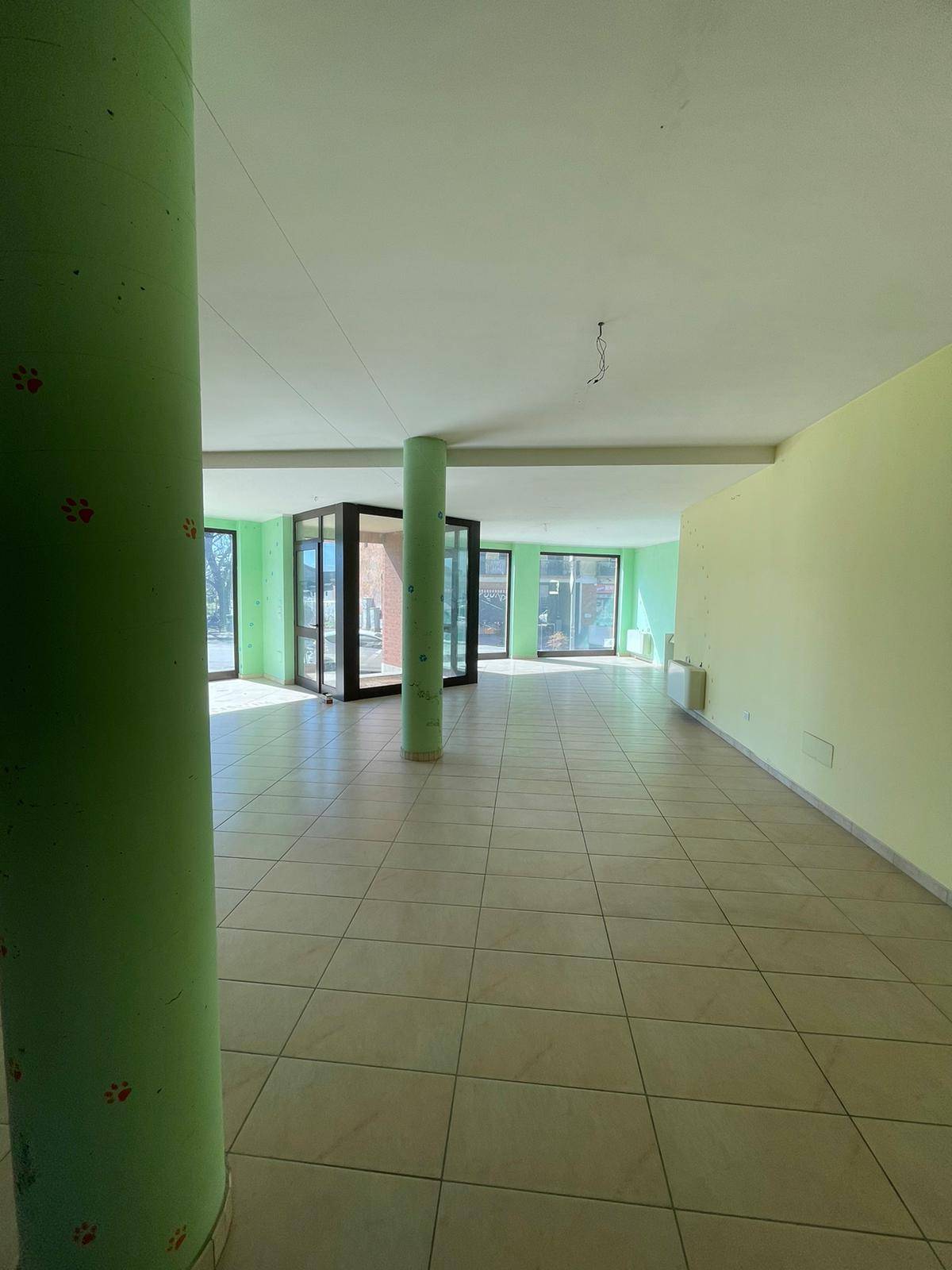 Locale commerciale in vendita a Moncalieri, Barauda