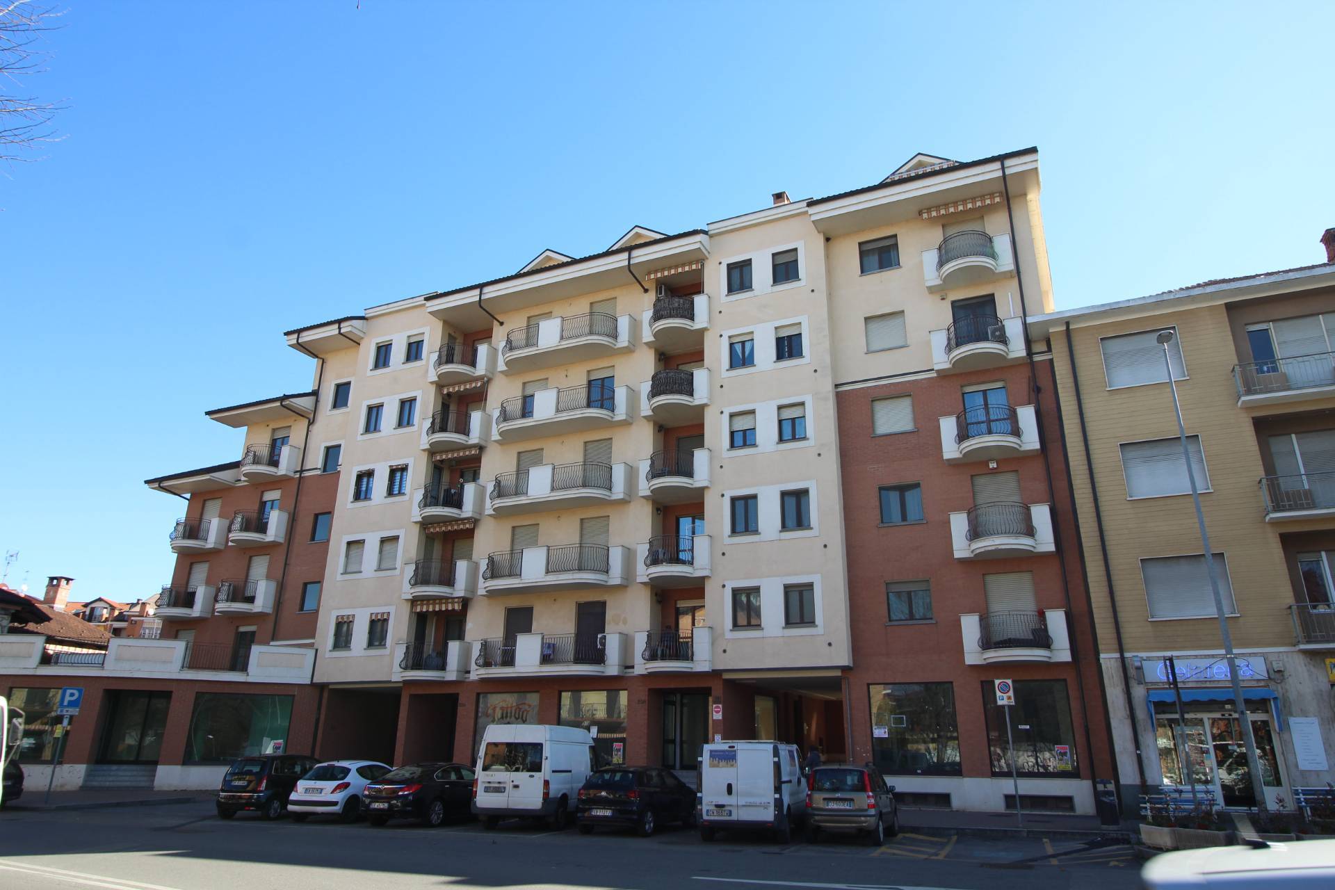 Locale commerciale in vendita a Moncalieri, Barauda