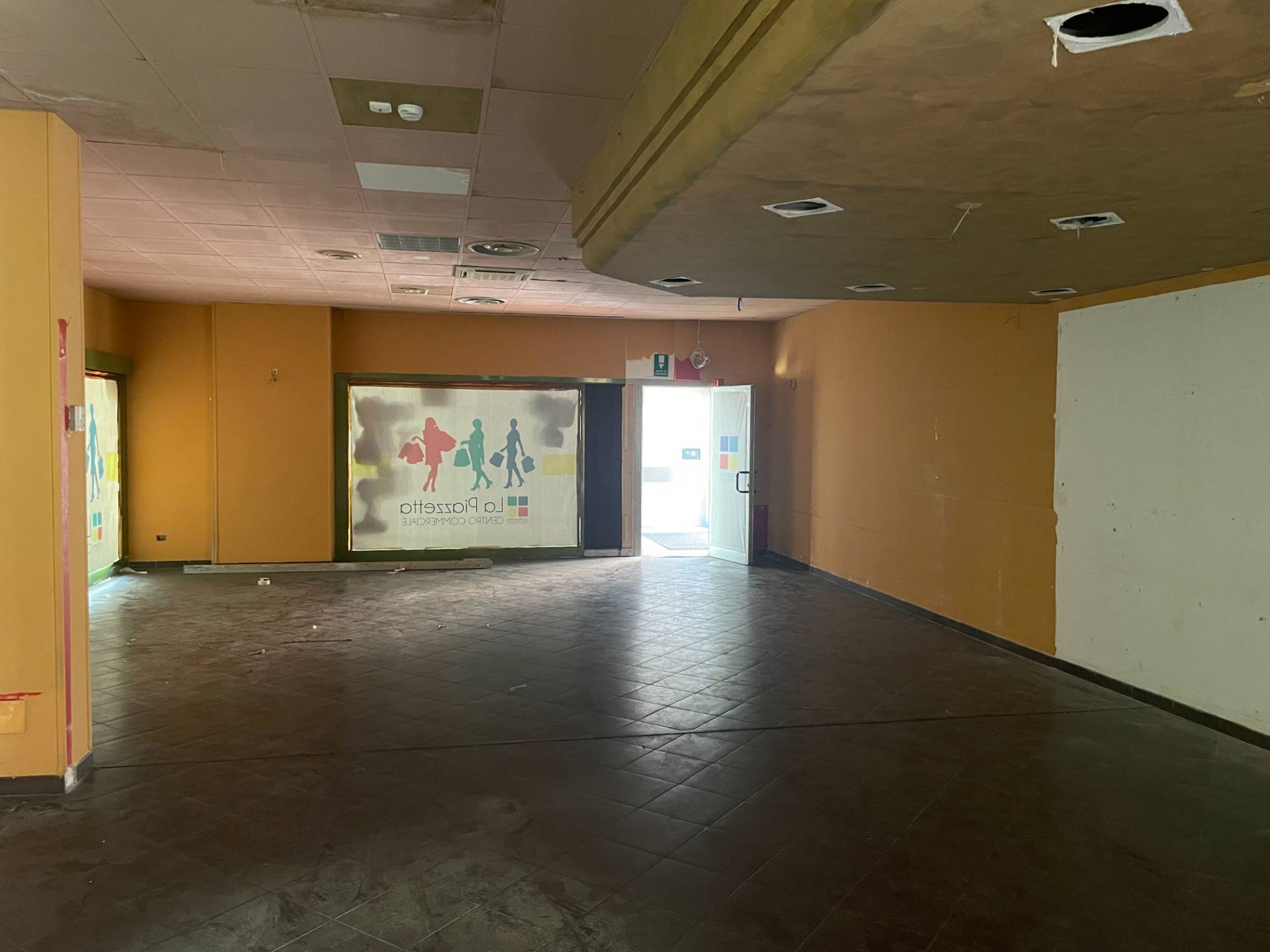 Locale commerciale in affitto a Rivoli