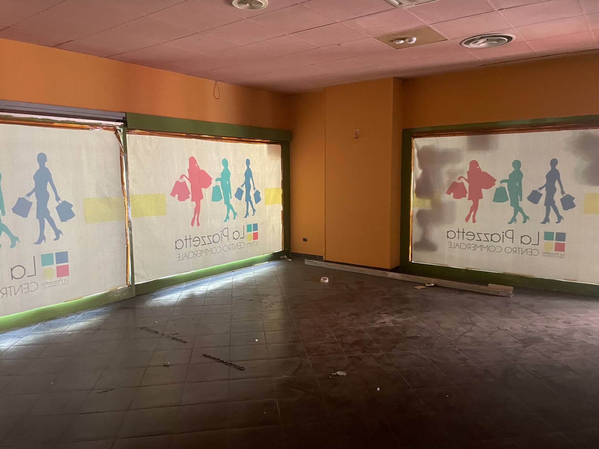 Locale commerciale in affitto a Rivoli