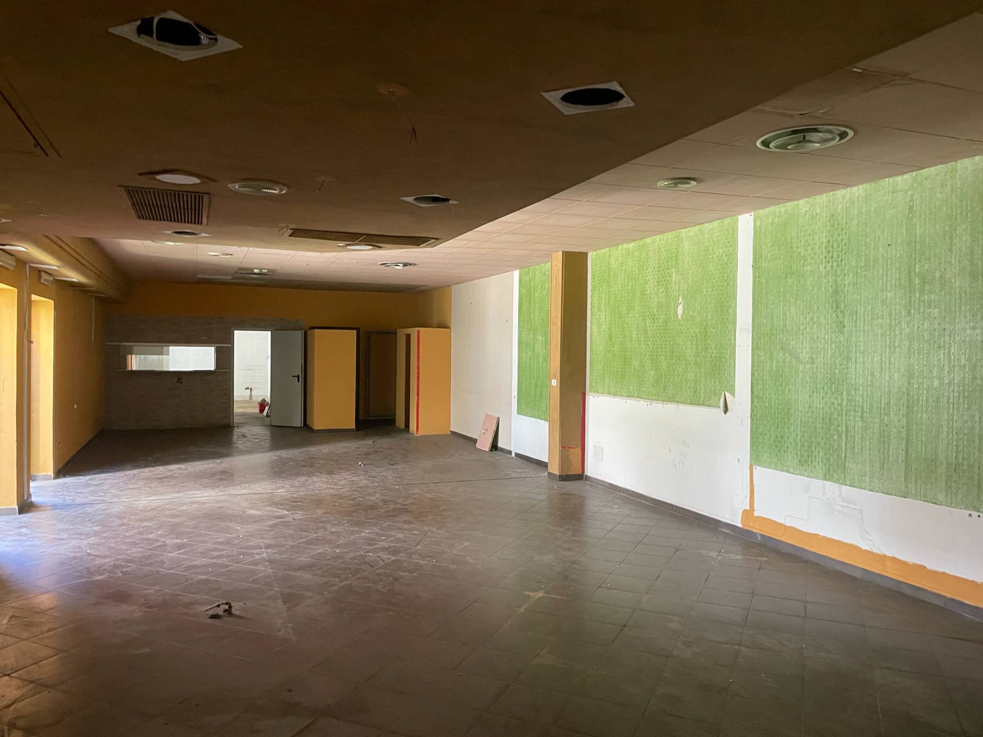 Locale commerciale in affitto a Rivoli