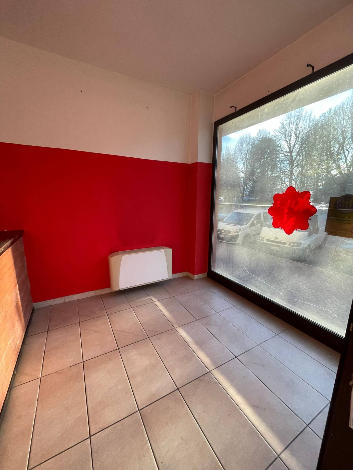 Locale commerciale in vendita a Moncalieri, Barauda