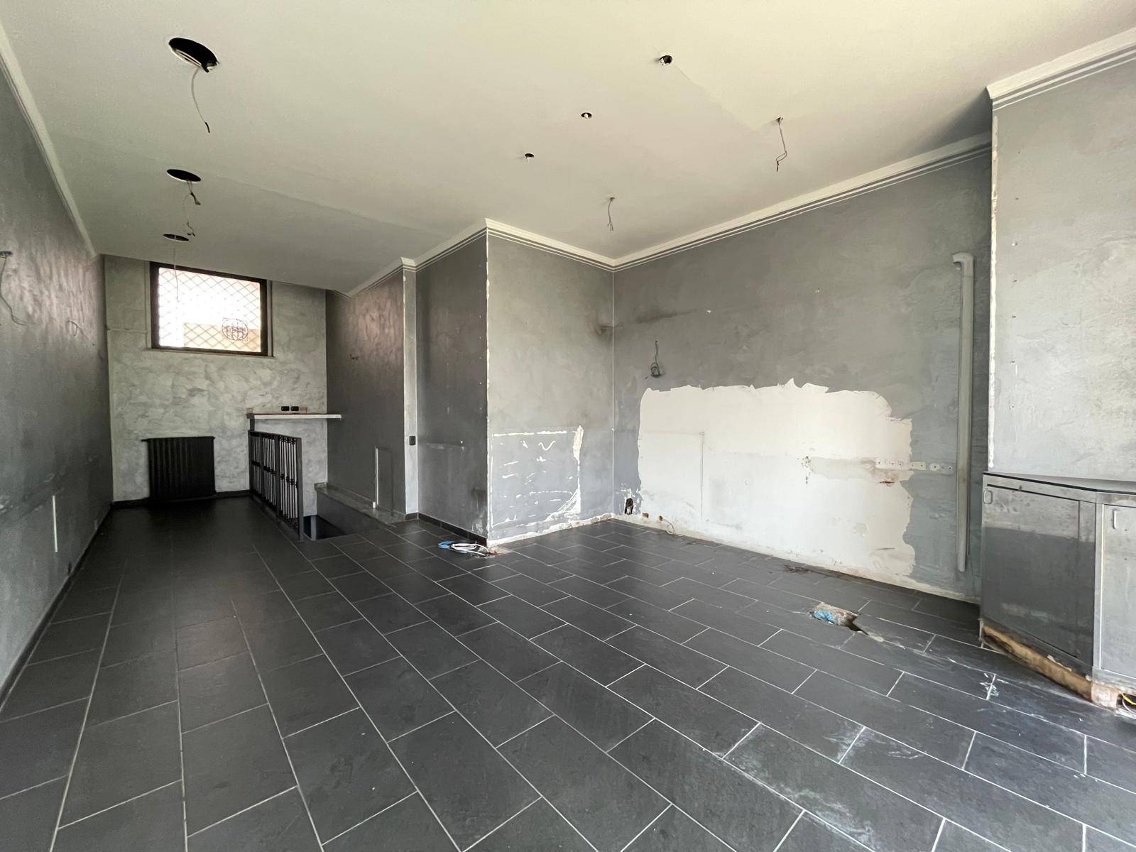 Locale commerciale in vendita a Nichelino, Centro