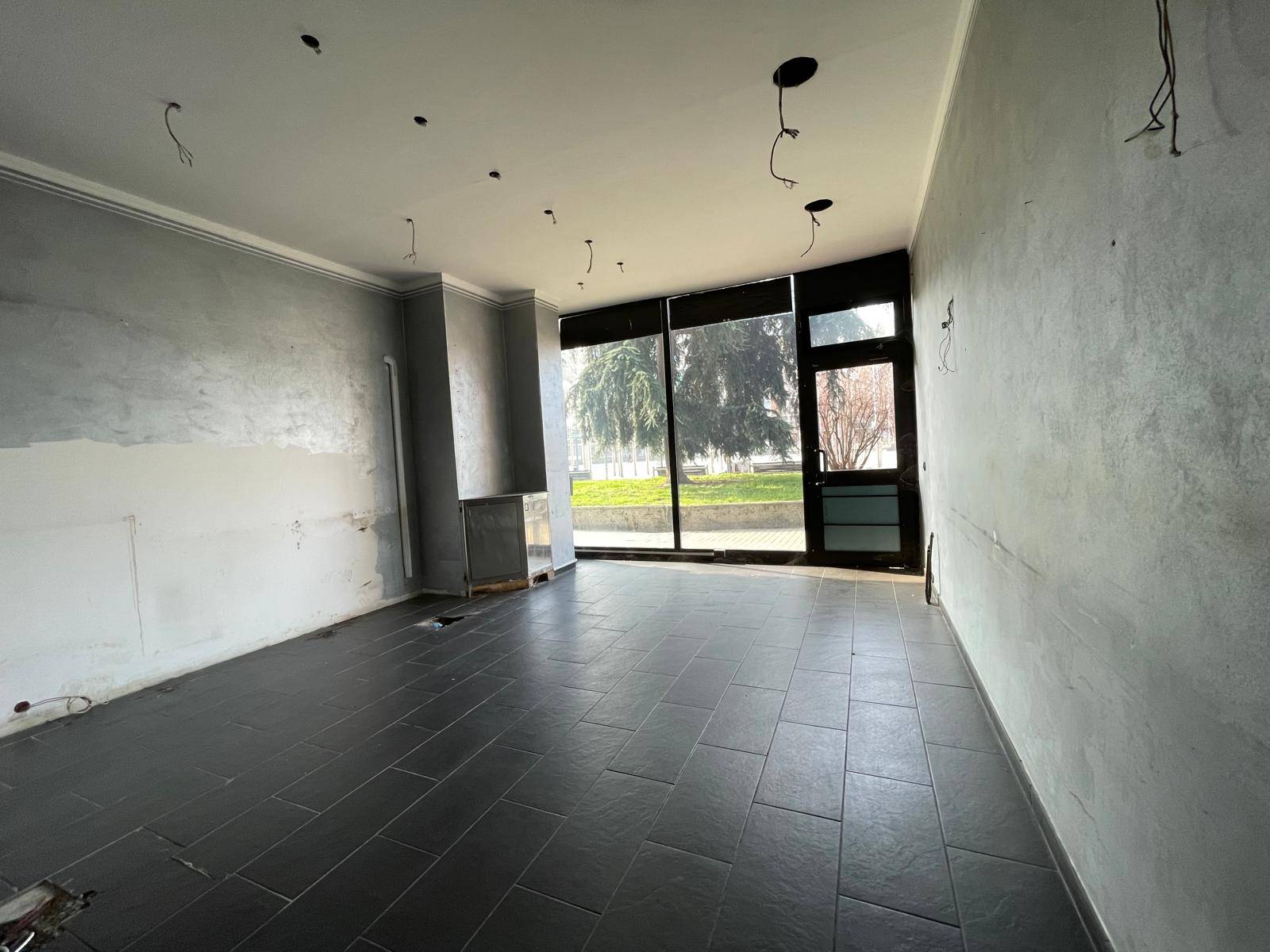 Locale commerciale in vendita a Nichelino, Centro