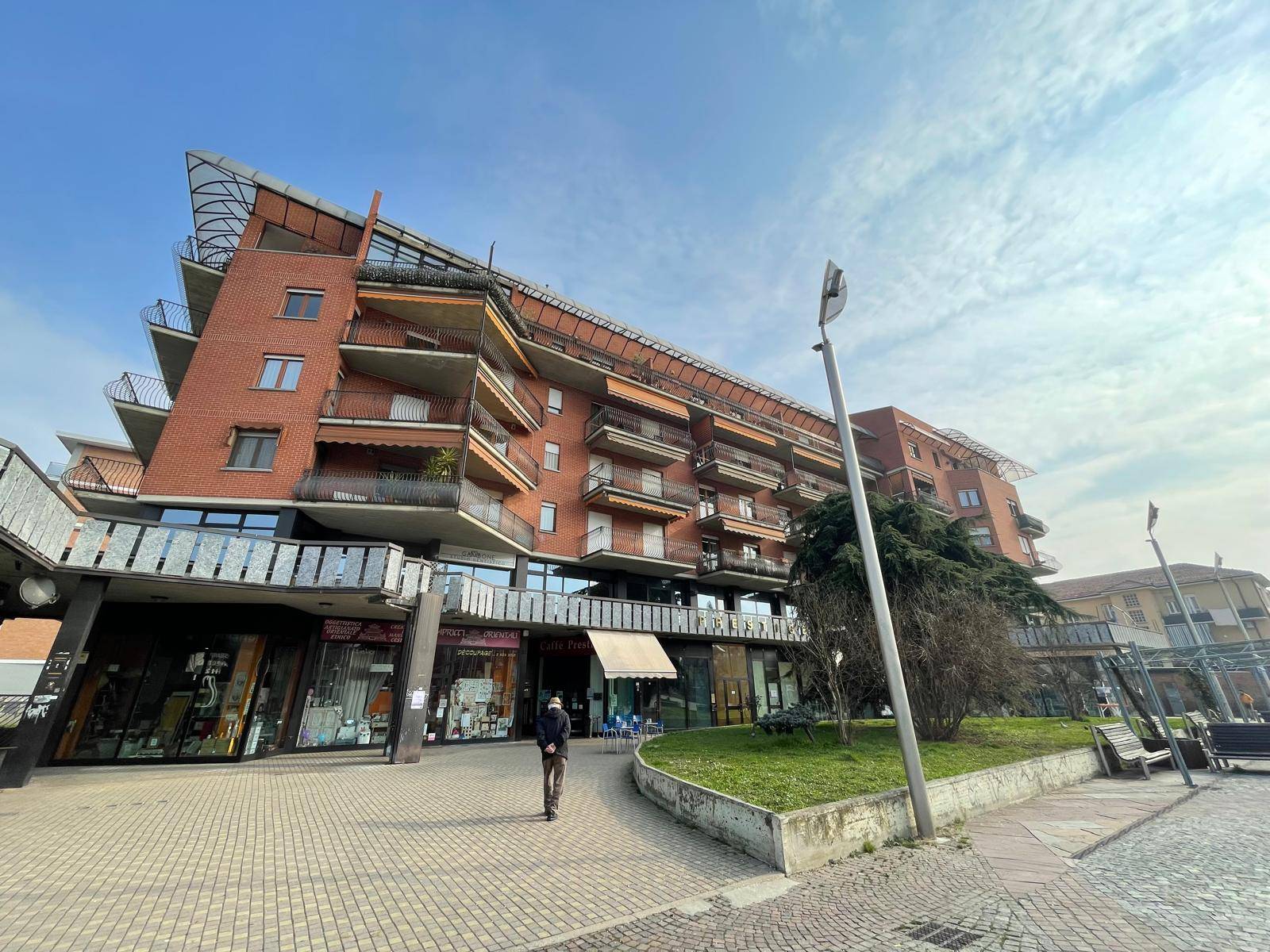 Locale commerciale in vendita a Nichelino, Centro