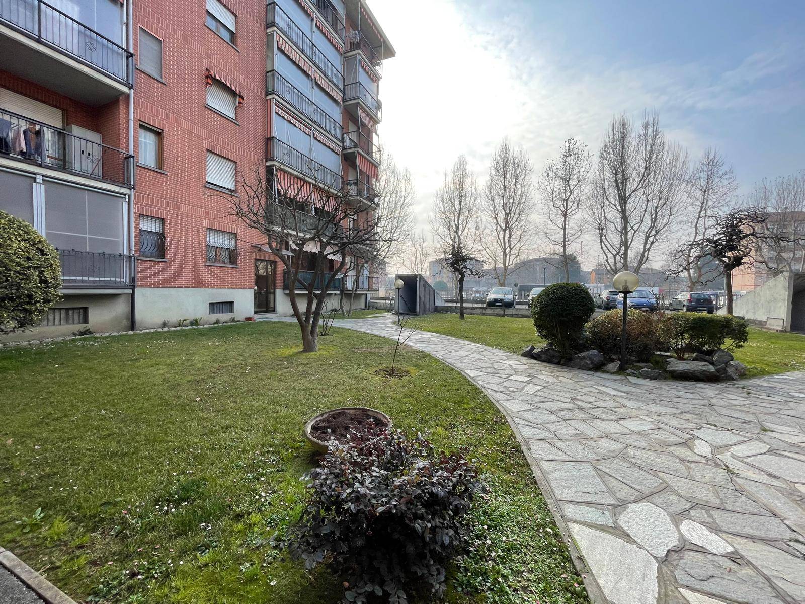 Locale commerciale in vendita a Nichelino, Centro