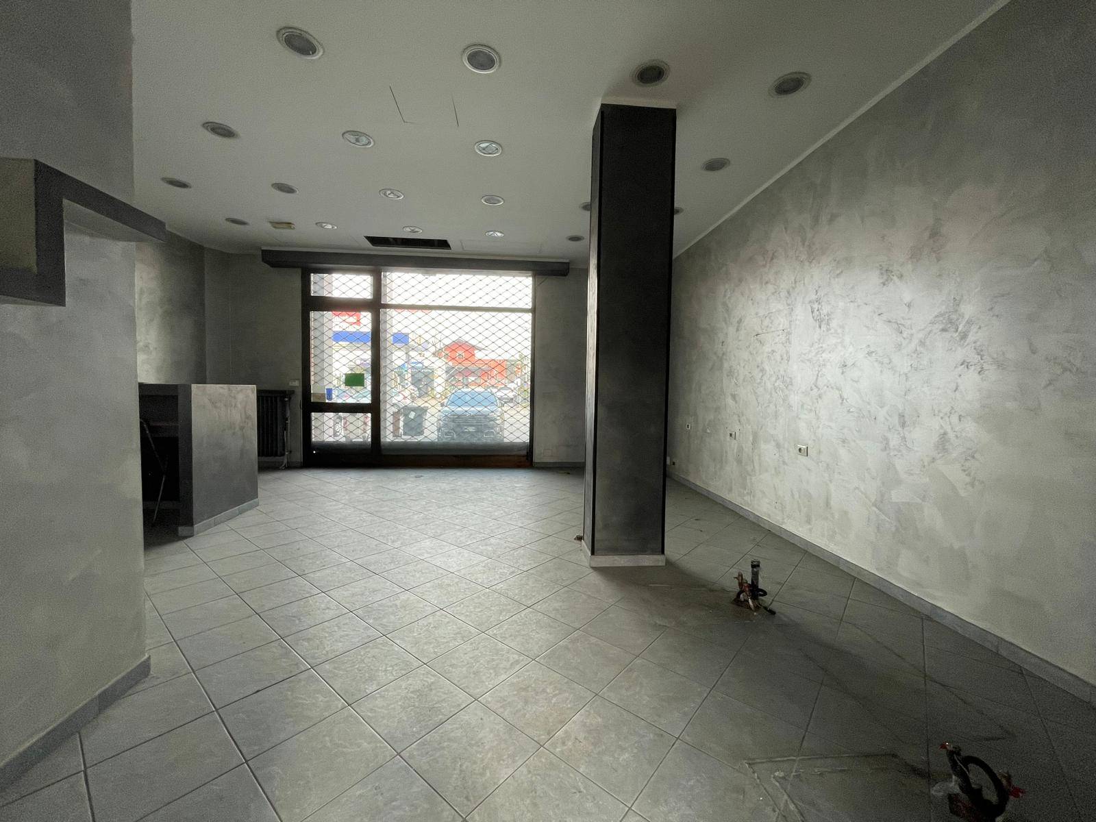 Locale commerciale in vendita a Nichelino, Centro