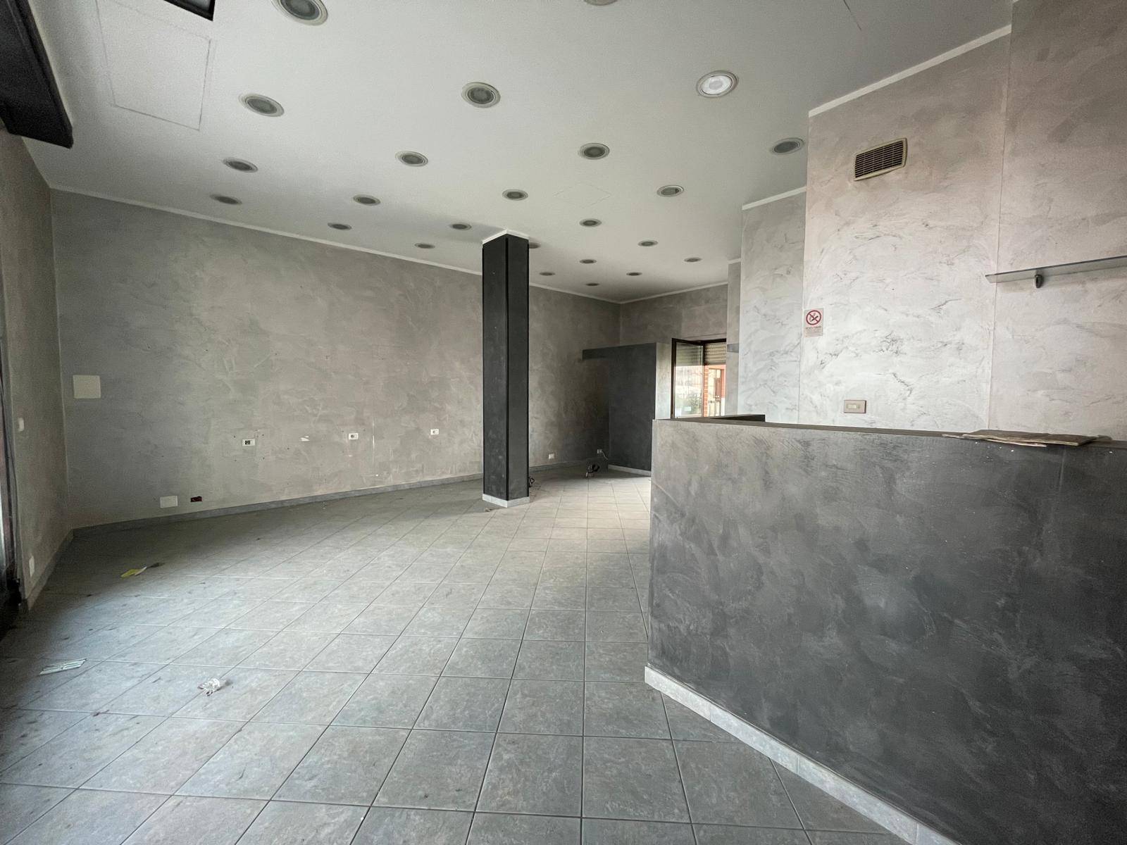 Locale commerciale in vendita a Nichelino, Centro