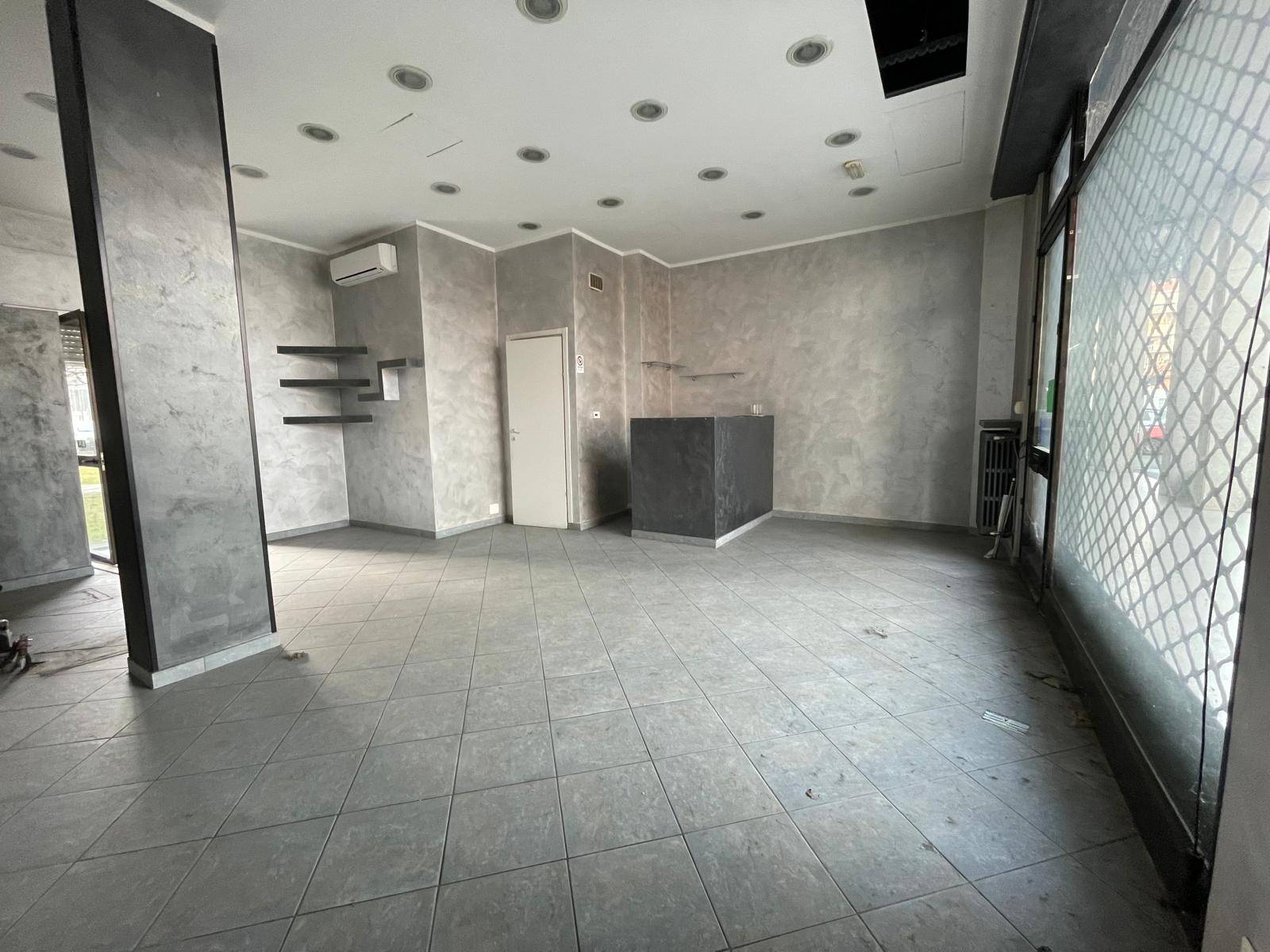 Locale commerciale in vendita a Nichelino, Centro