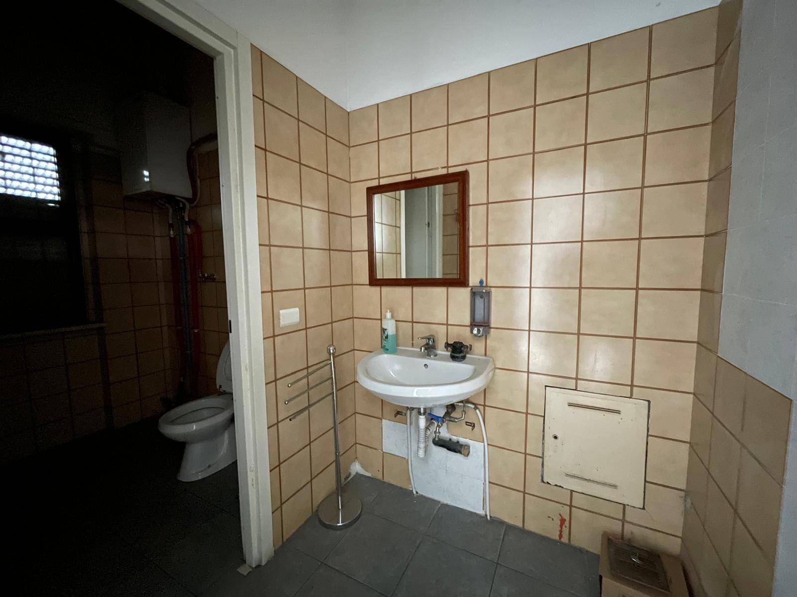 Locale commerciale in vendita a Nichelino, Centro