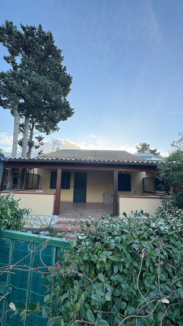 Bilocale in affitto a Campofelice di Roccella