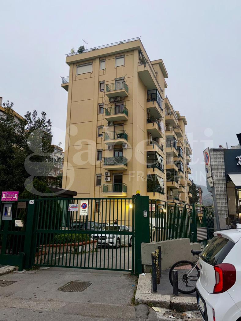 Trilocale con box a Palermo