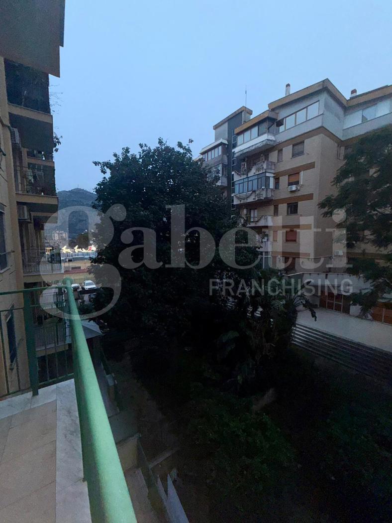 Trilocale con box a Palermo