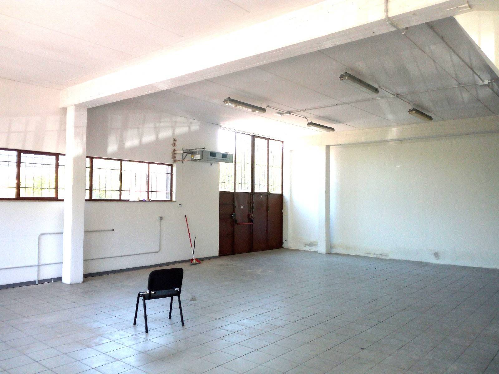 Locale commerciale in affitto a Scandicci, Casellina