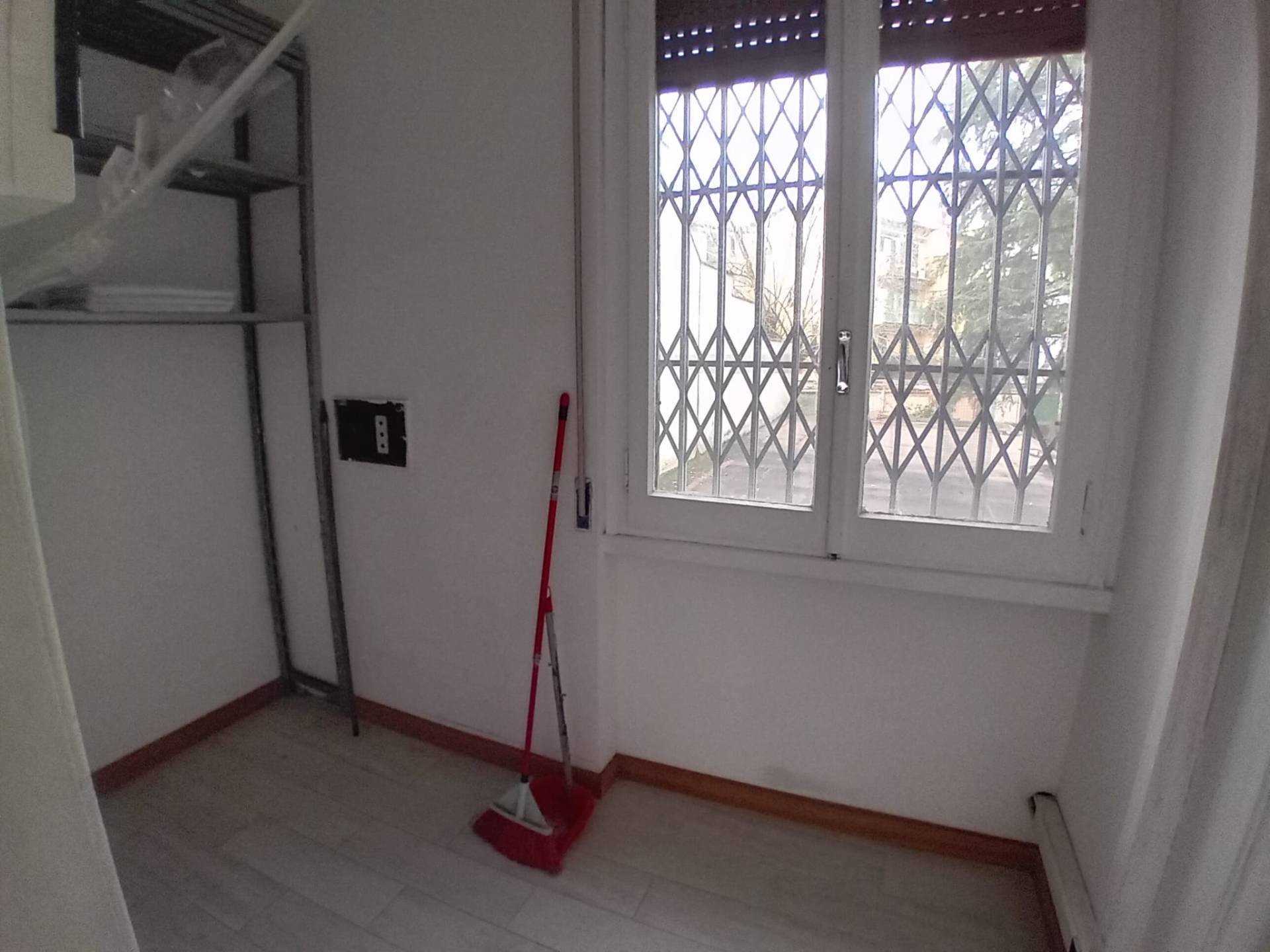 Locale commerciale in affitto a Firenze, Soffiano