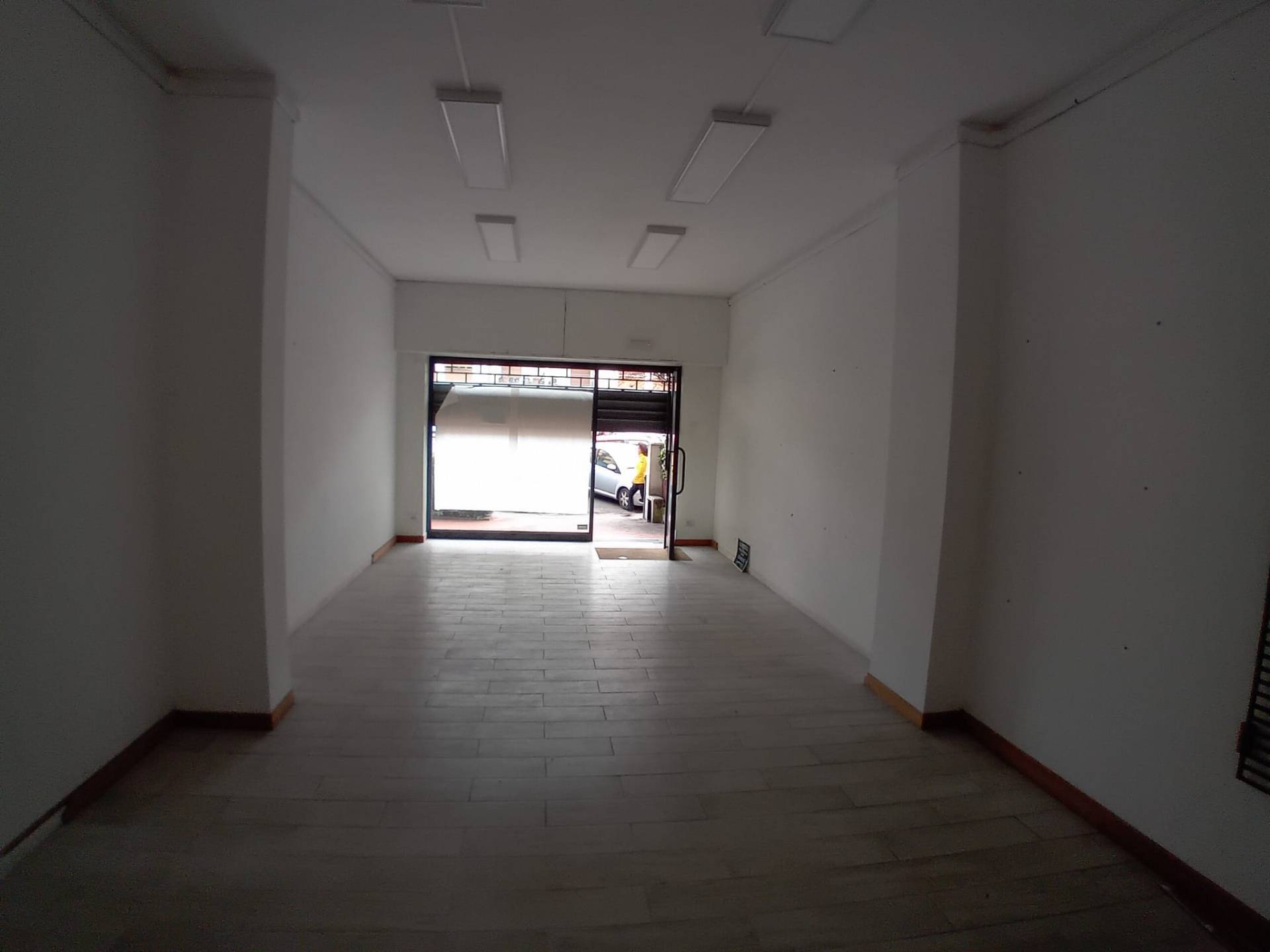 Locale commerciale in affitto a Firenze, Soffiano