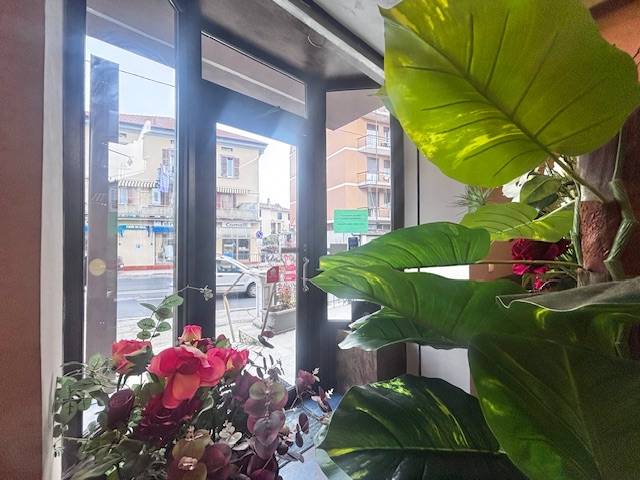 Locale commerciale in vendita a Varese, Biumo Inferiore