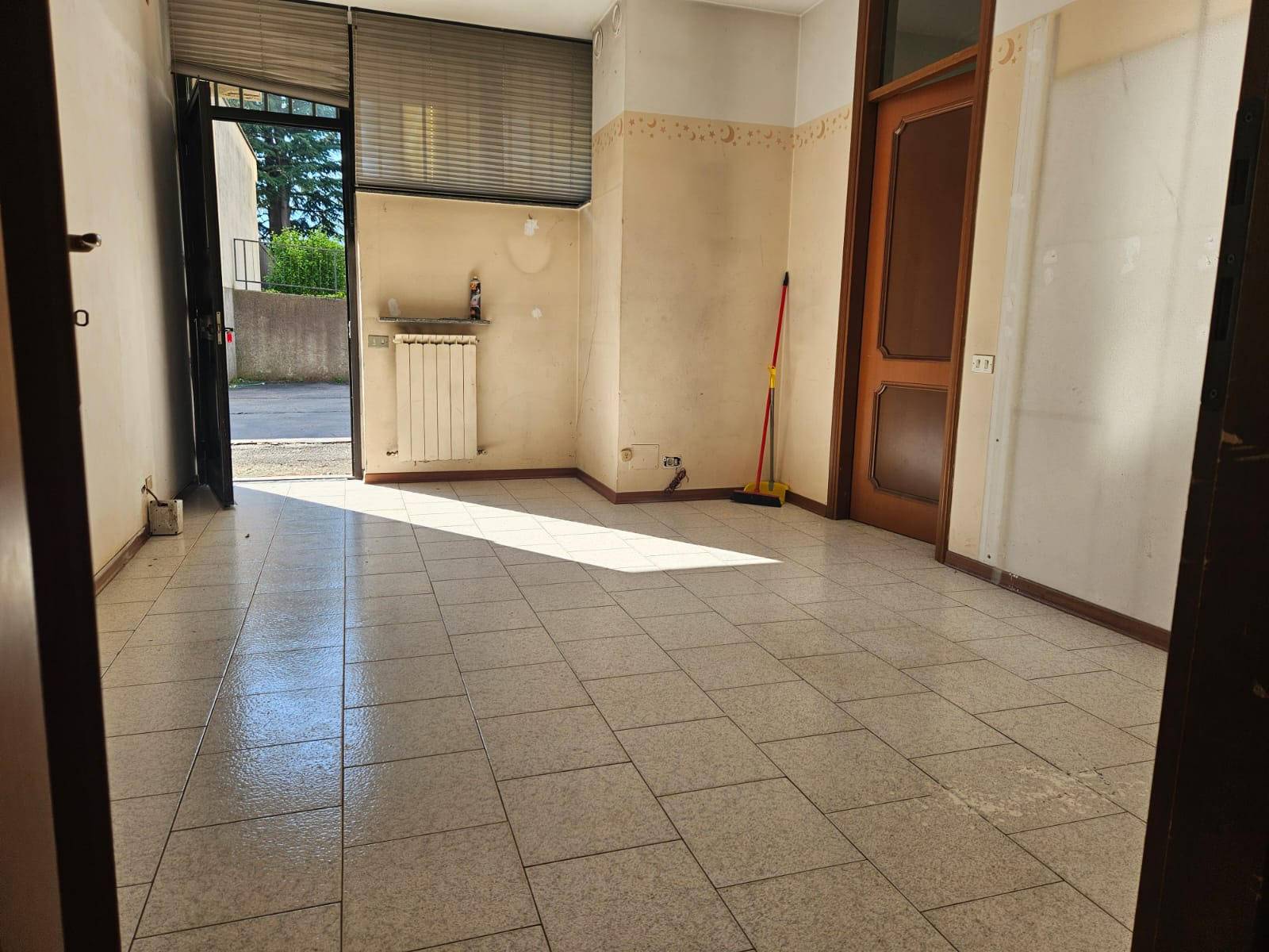 Locale commerciale in vendita a Varese, Ippodromo