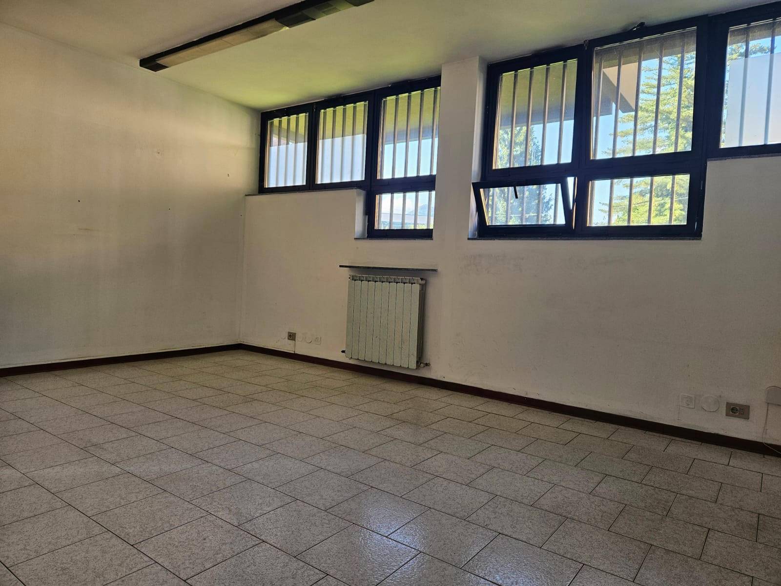 Locale commerciale in vendita a Varese, Ippodromo