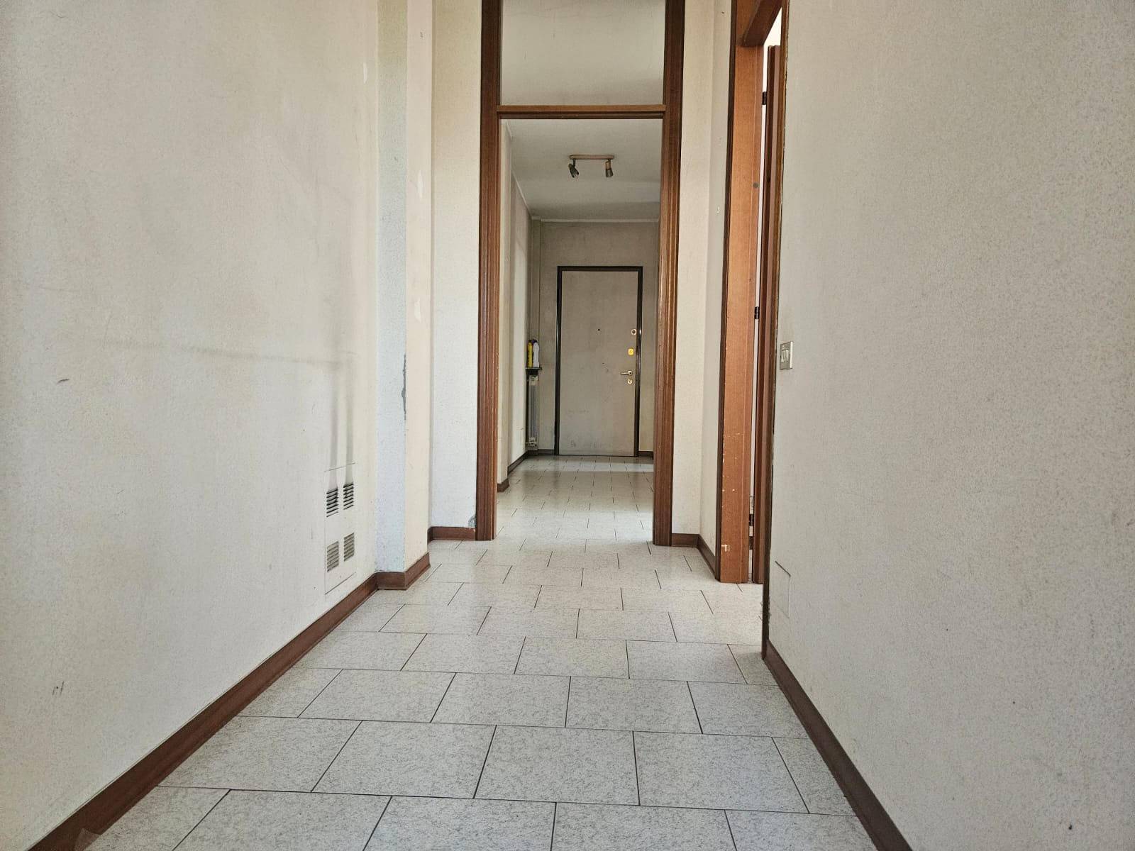 Locale commerciale in vendita a Varese, Ippodromo