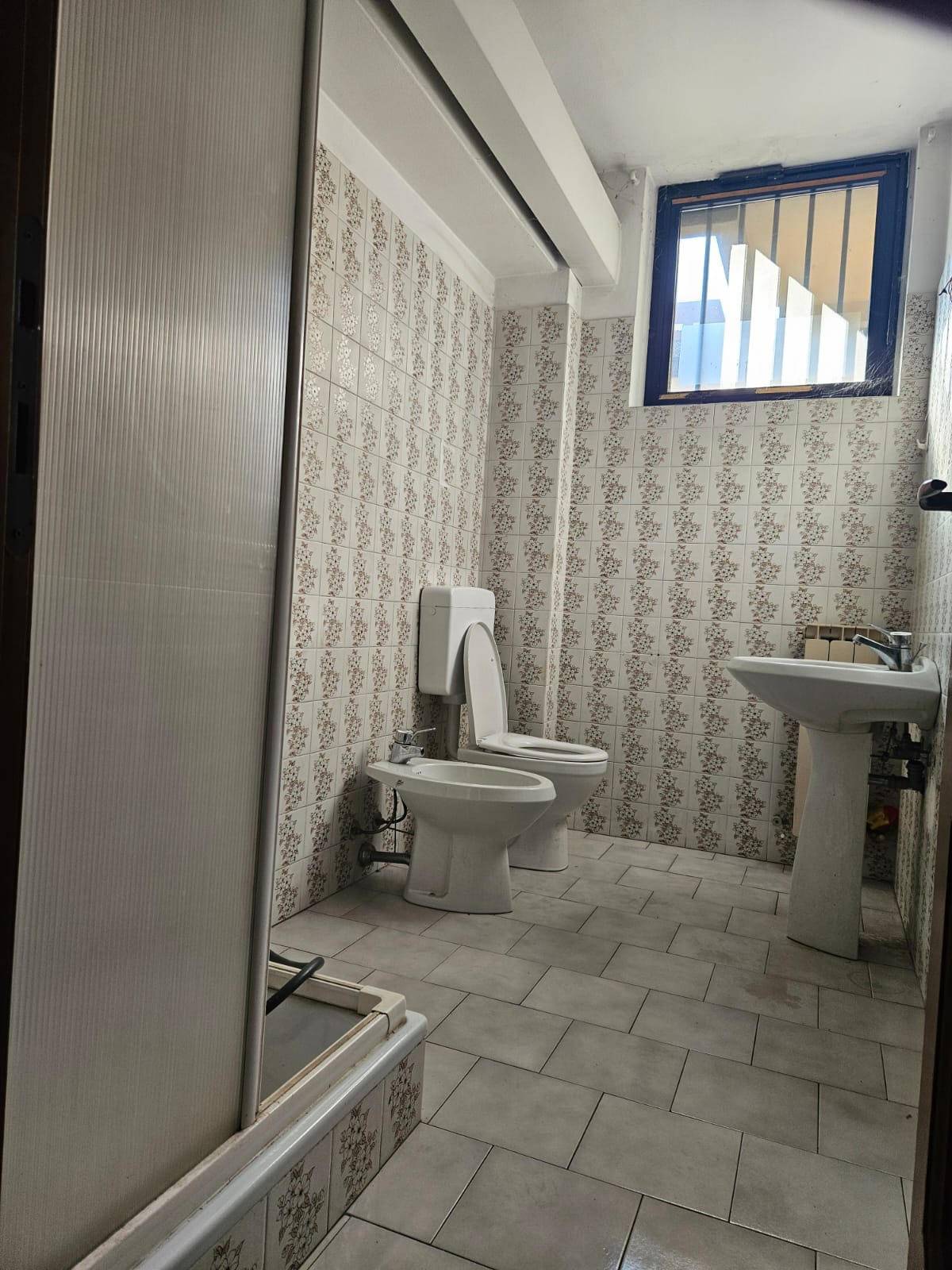 Locale commerciale in vendita a Varese, Ippodromo