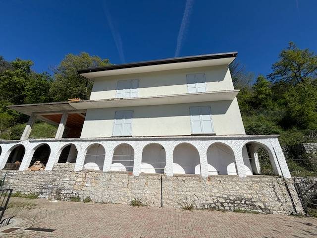 VILLA SINGOLA in vendita a Arcisate