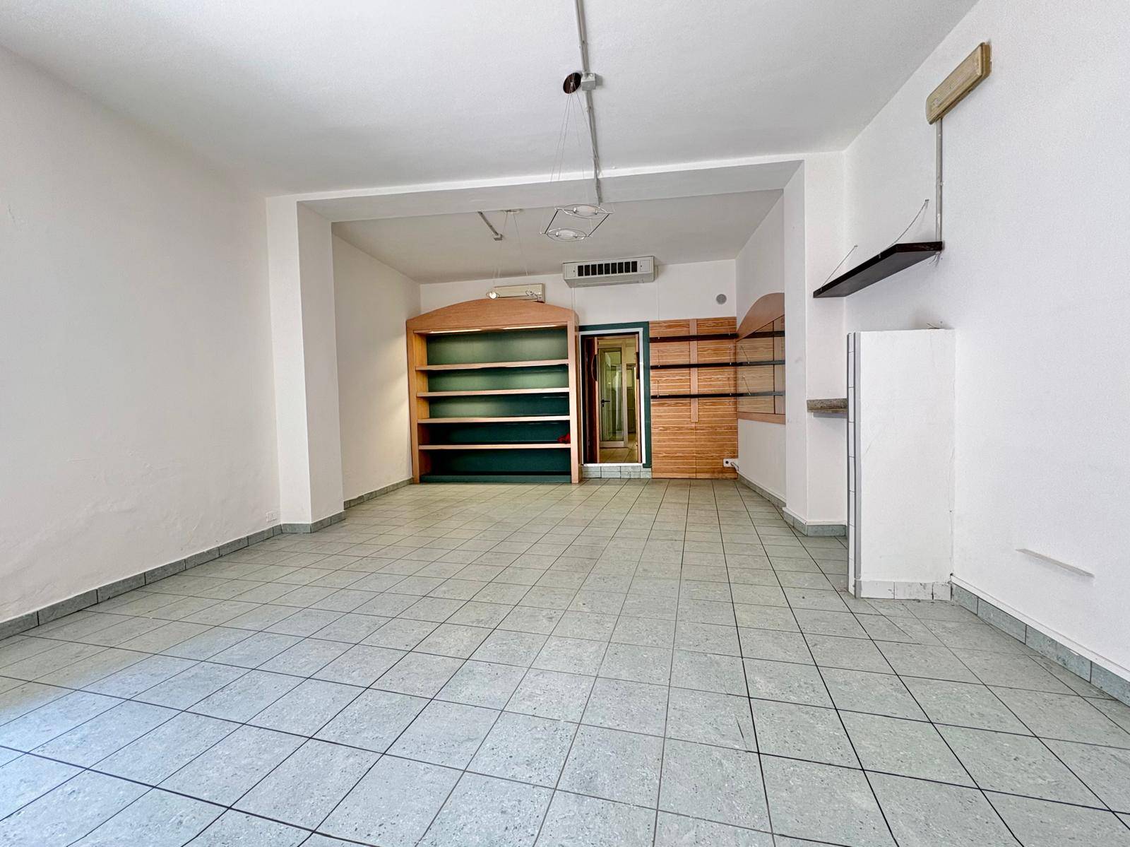 Locale commerciale in affitto a Malnate, Centro