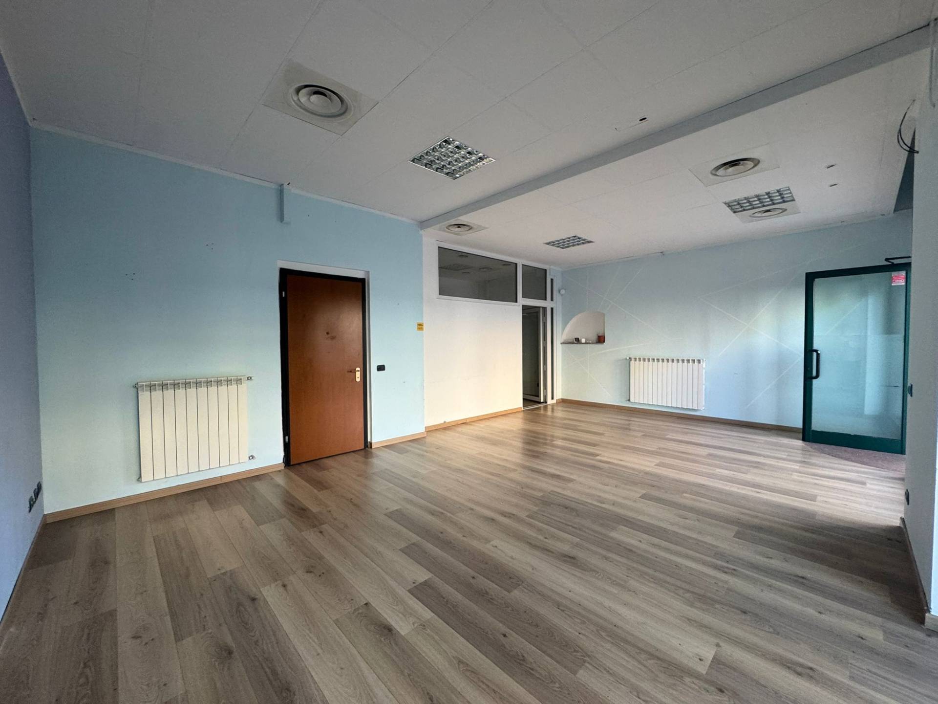 Negozio in vendita a Malnate, Centro