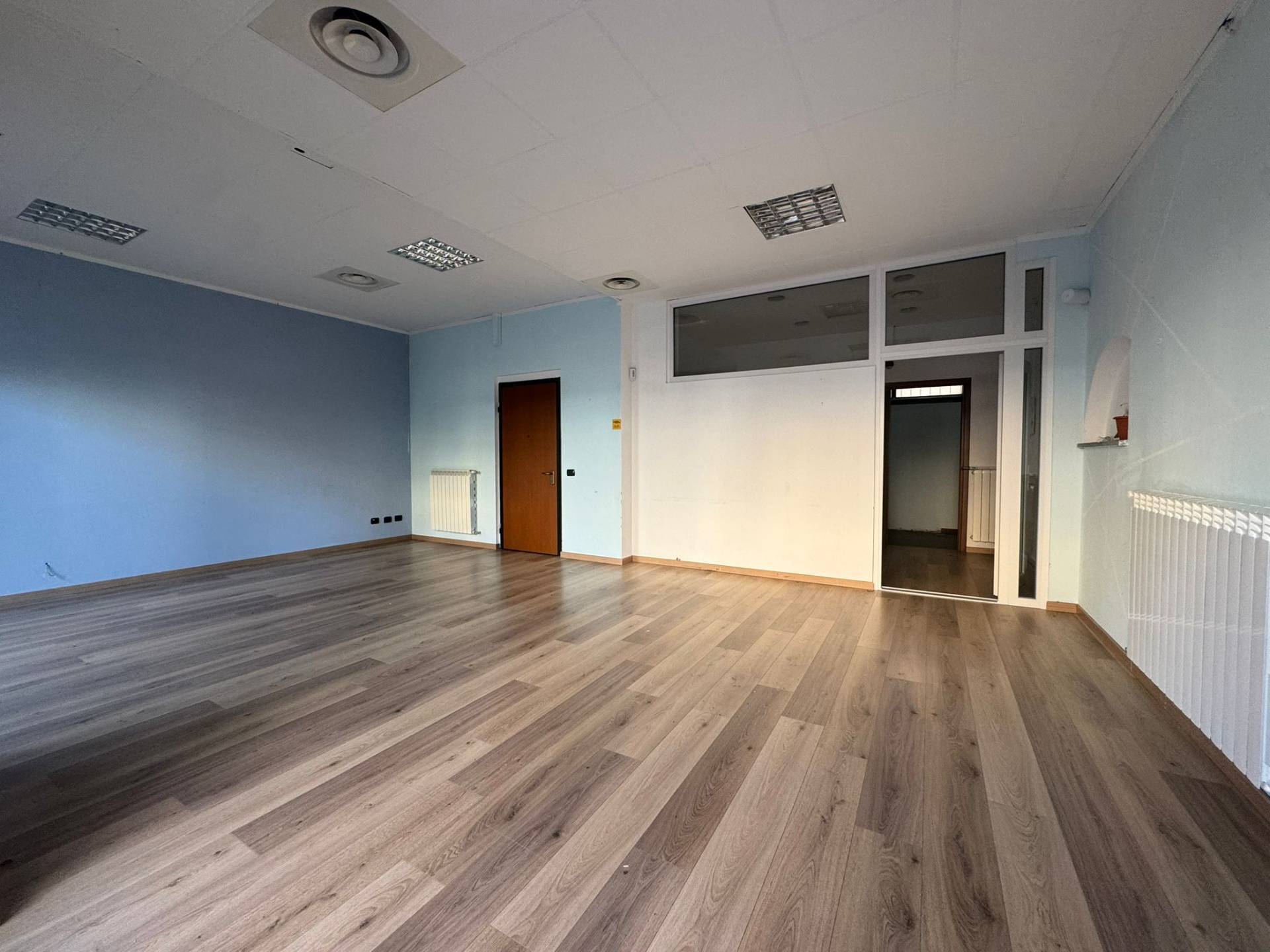 Negozio in vendita a Malnate, Centro