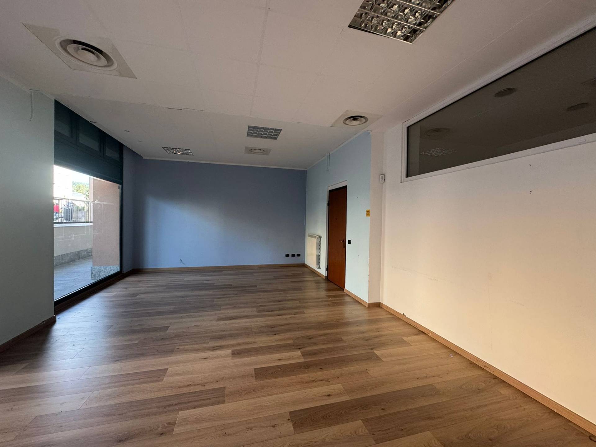 Negozio in vendita a Malnate, Centro