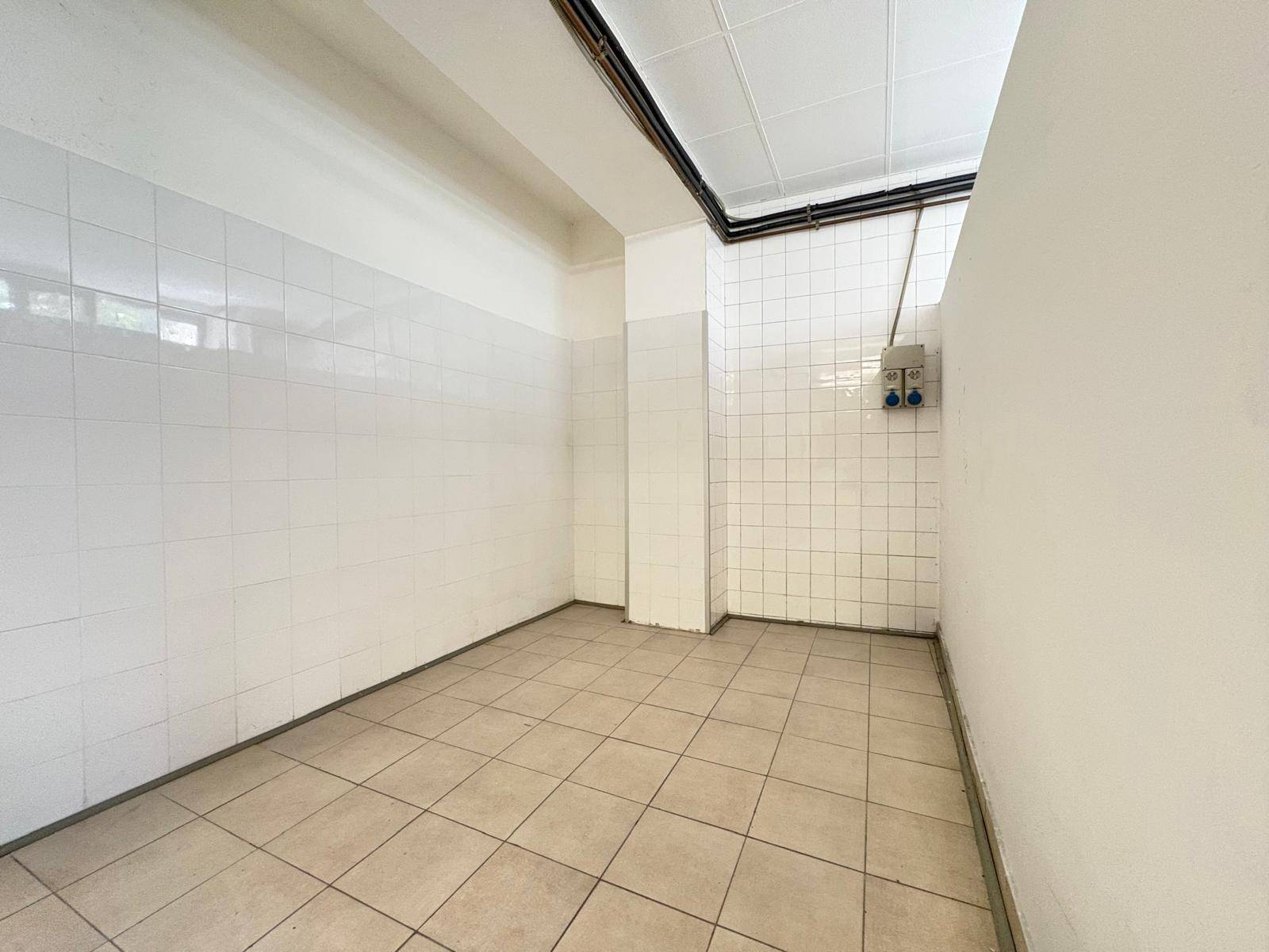 Locale commerciale in affitto a Malnate, Centro