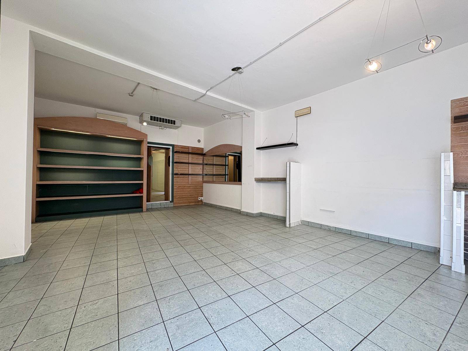 Locale commerciale in affitto a Malnate, Centro