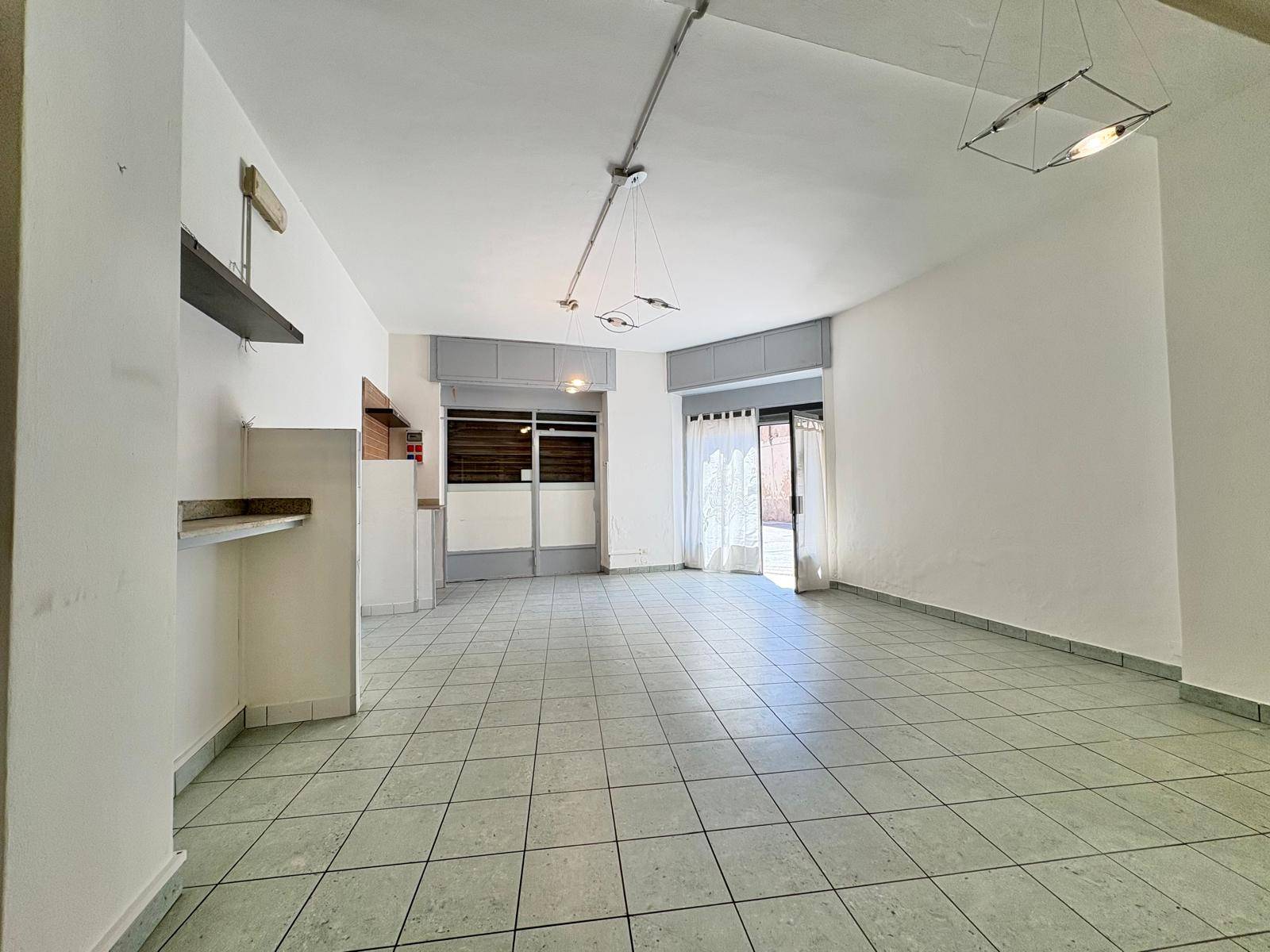 Locale commerciale in affitto a Malnate, Centro