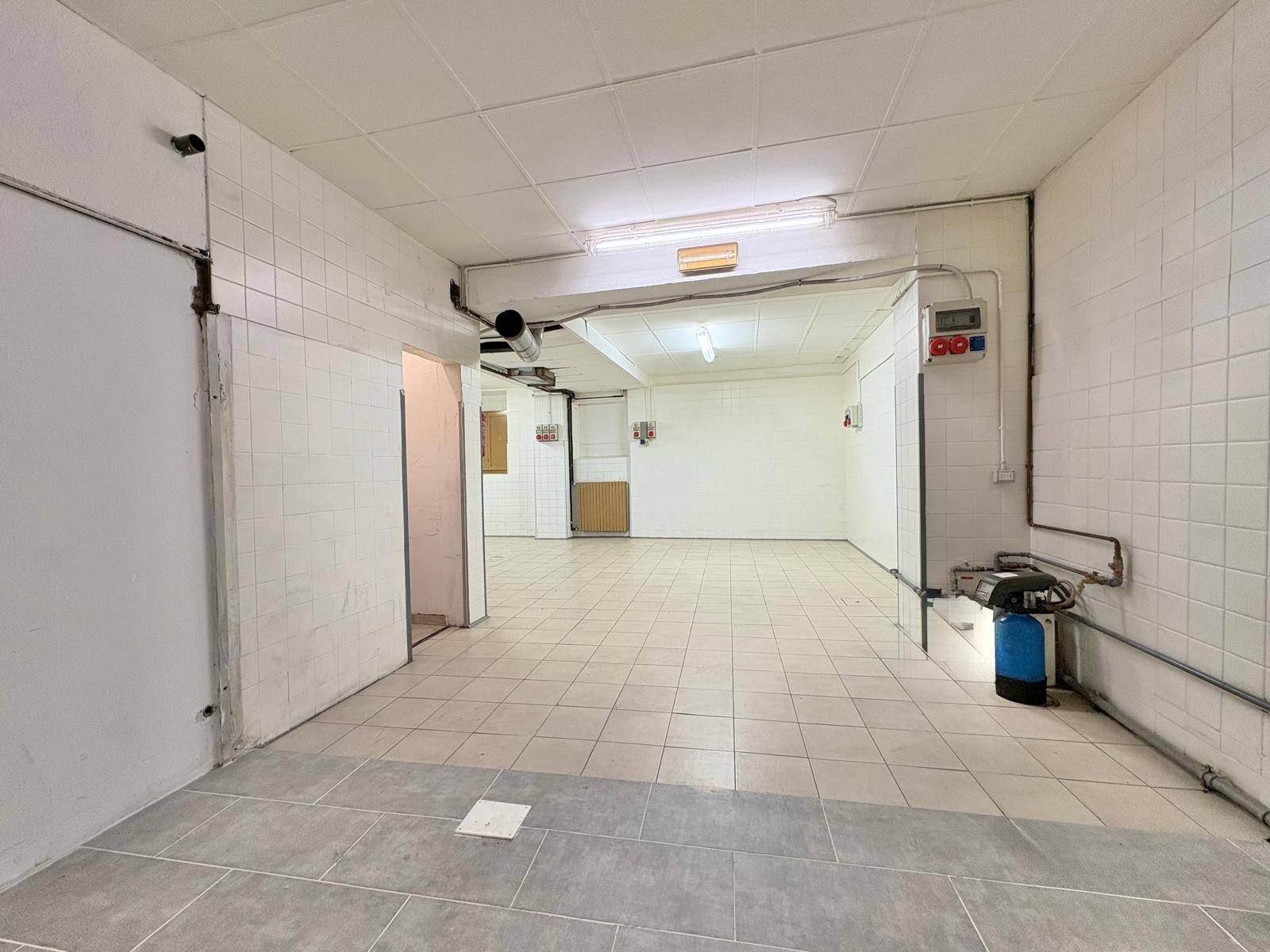 Locale commerciale in affitto a Malnate, Centro