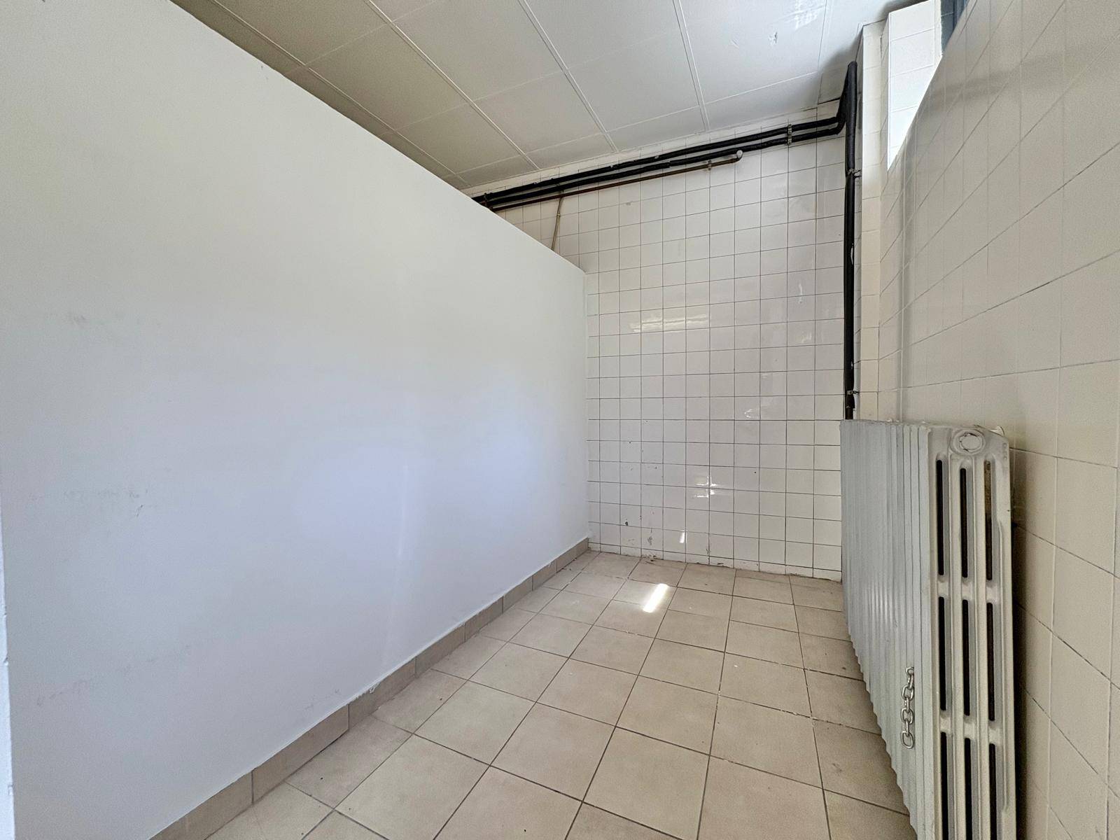 Locale commerciale in affitto a Malnate, Centro