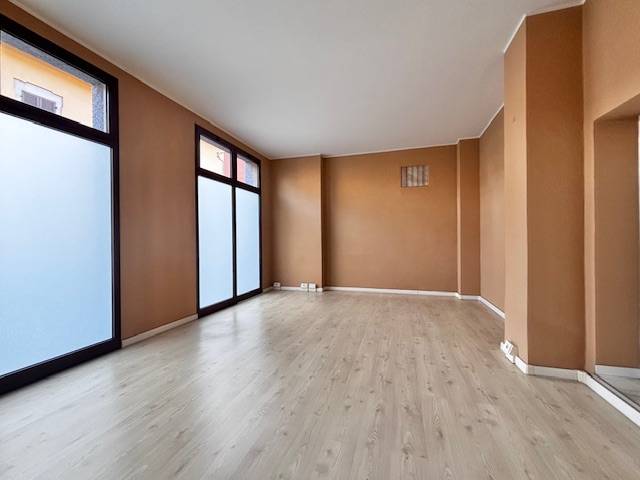 Negozio in affitto a Malnate, Centro