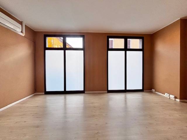 Negozio in affitto a Malnate, Centro